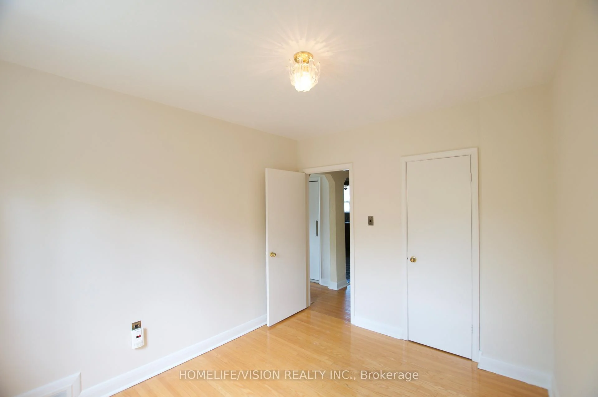 Photo 23 of 239 Epsom Downs Drive, North York, Downsview-Roding-CFB — HOMEH