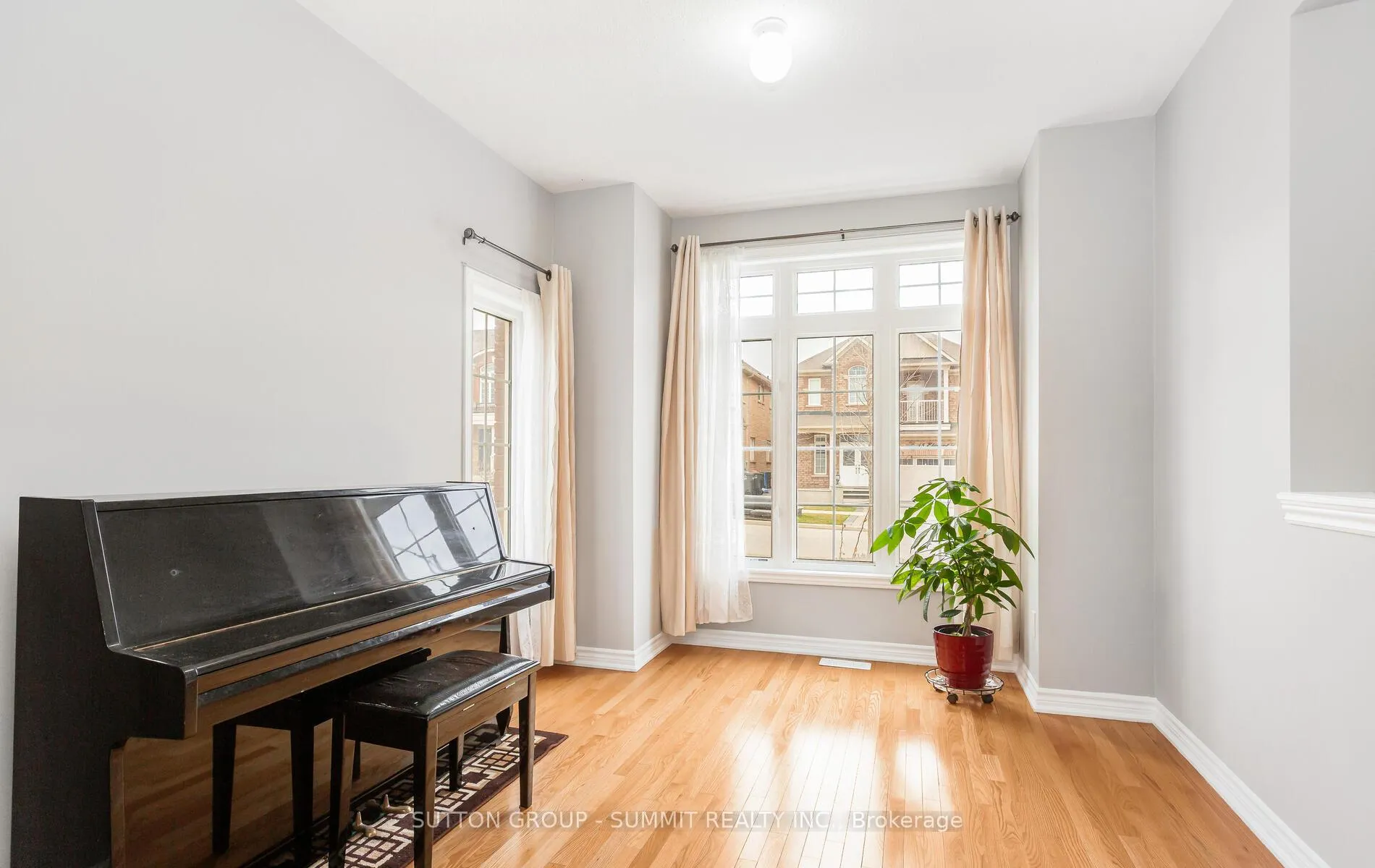 Photo 3 of 10 Elmcrest Drive, Brampton, Credit Valley — HOMEH