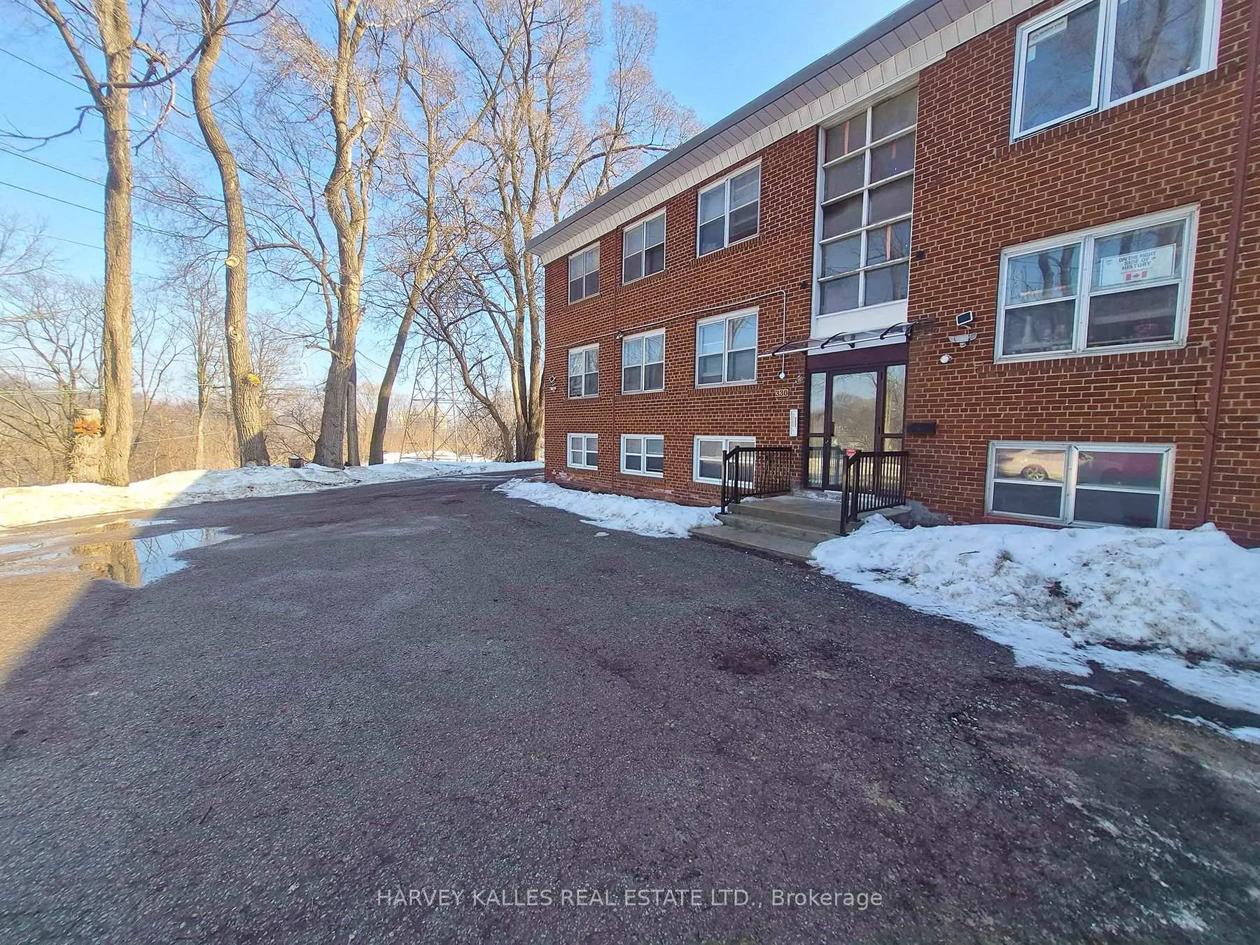 Front of Unit 6, 330 Chisholm Avenue