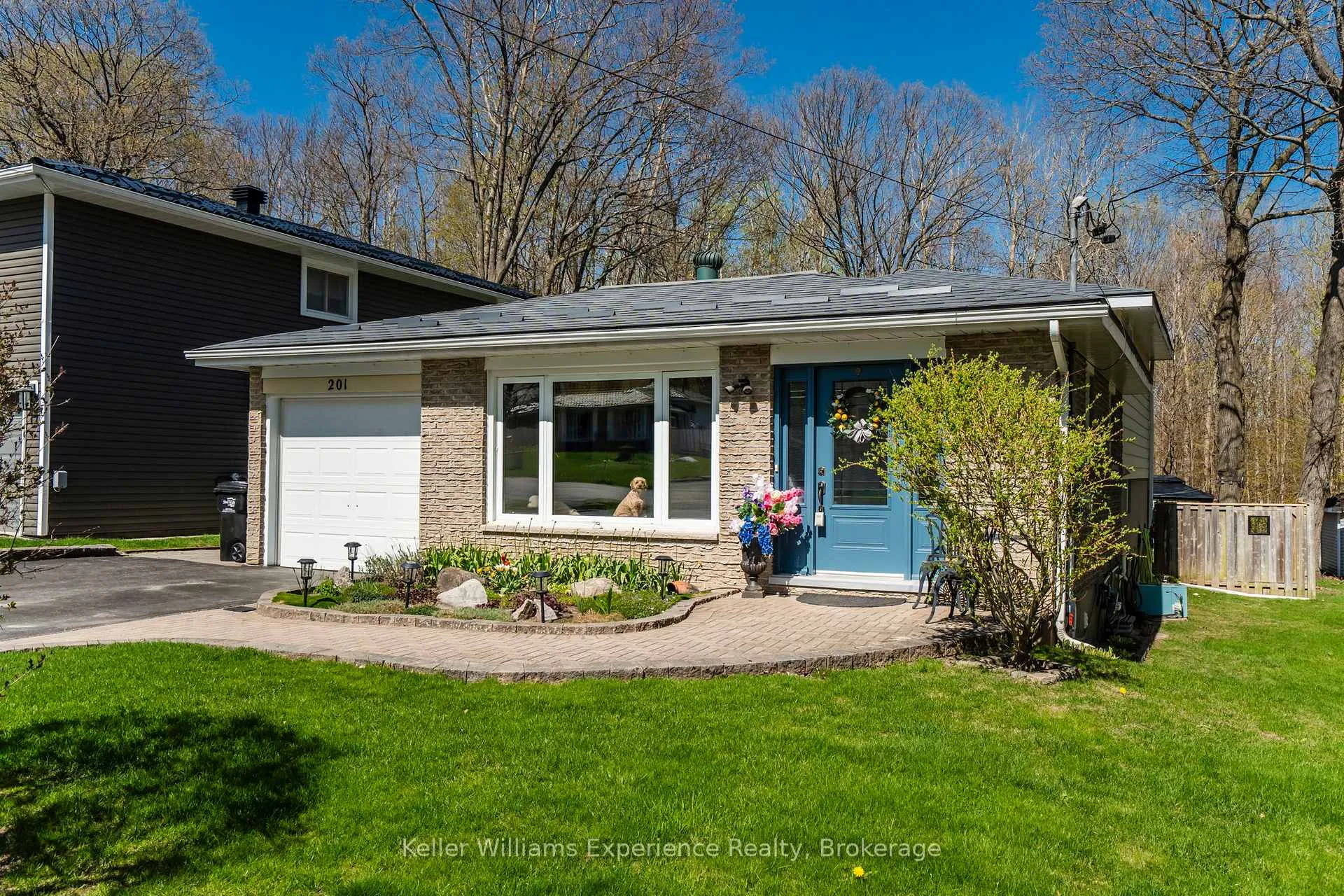 Photo 3 of 201 Bayfield Avenue, Midland — HOMEH