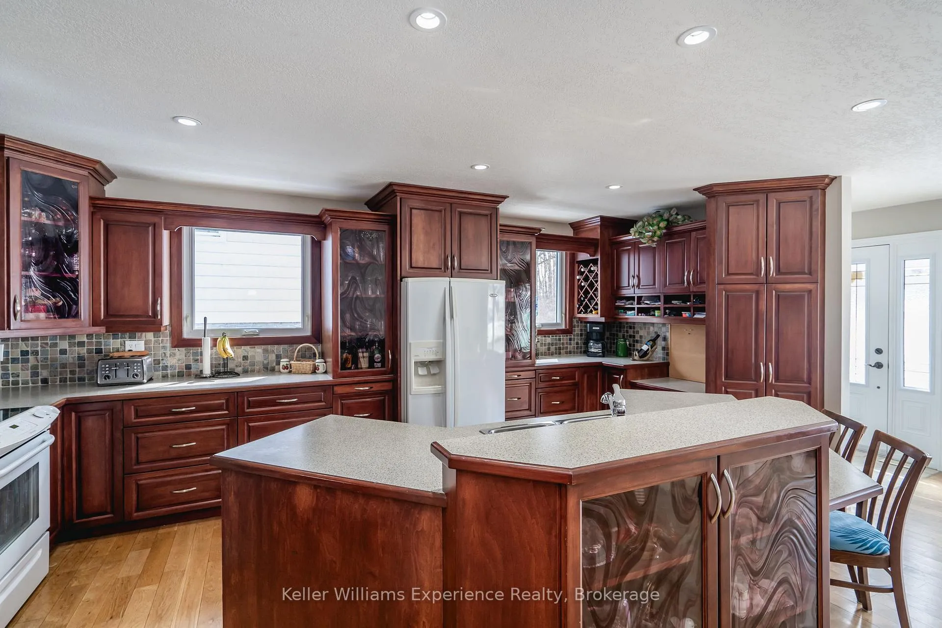 Photo 10 of 201 Bayfield Avenue, Midland — HOMEH