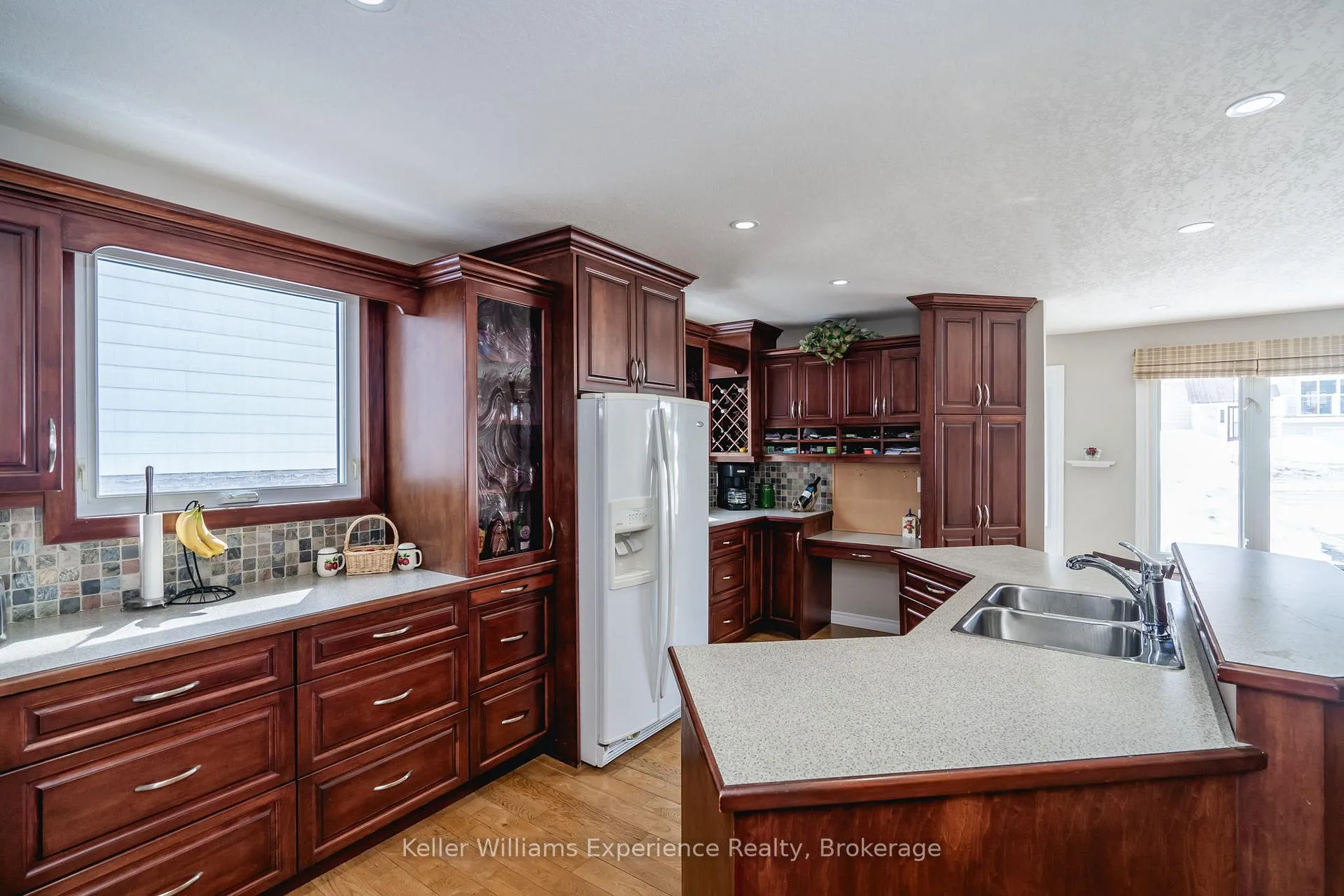 Photo 11 of 201 Bayfield Avenue, Midland — HOMEH
