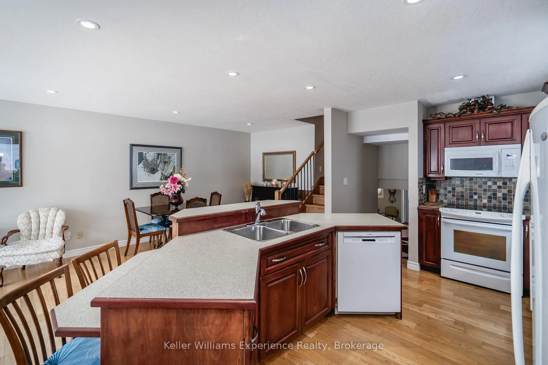 Photo 12 of 201 Bayfield Avenue, Midland — HOMEH
