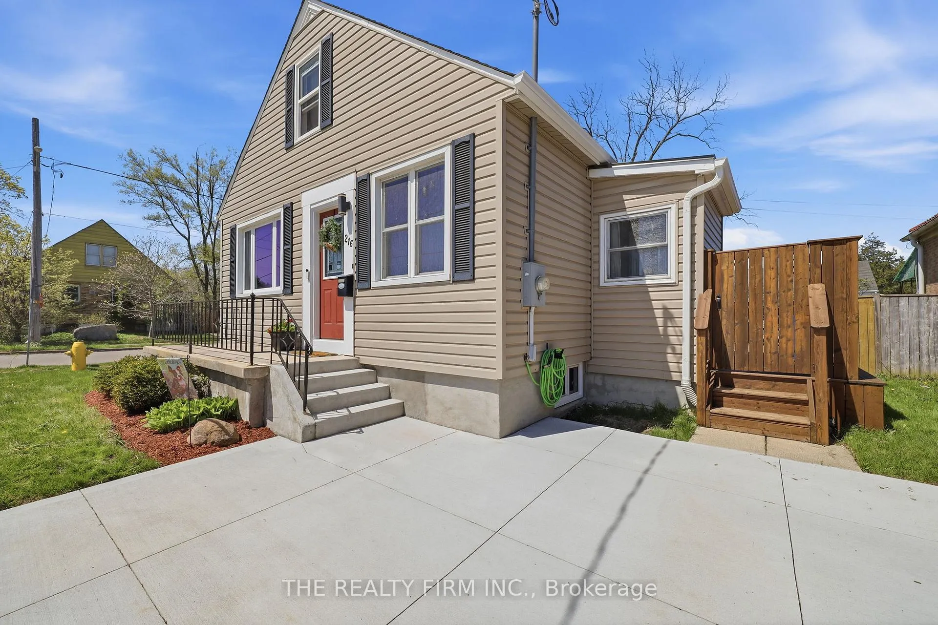 Photo 3 of 216 Thompson Road, London, South I — HOMEH