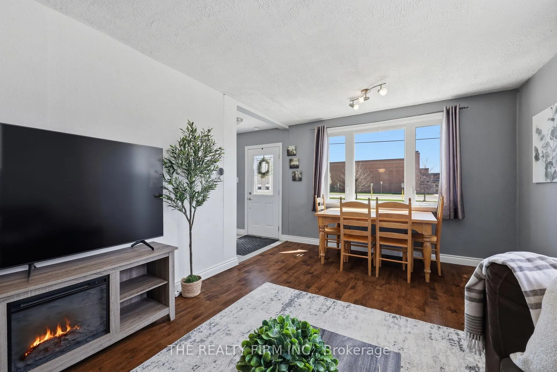 Photo 4 of 216 Thompson Road, London, South I — HOMEH