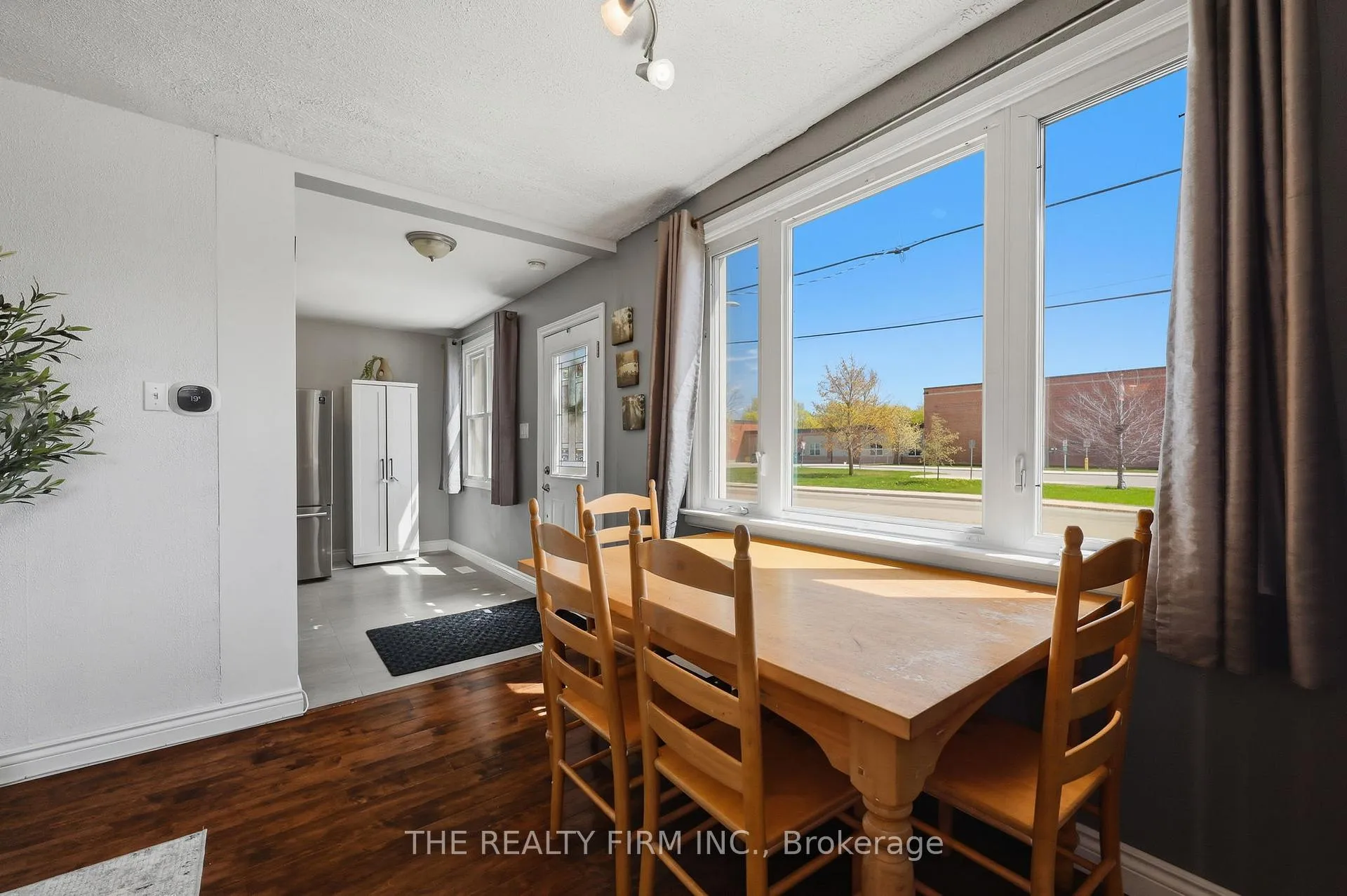 Photo 5 of 216 Thompson Road, London, South I — HOMEH