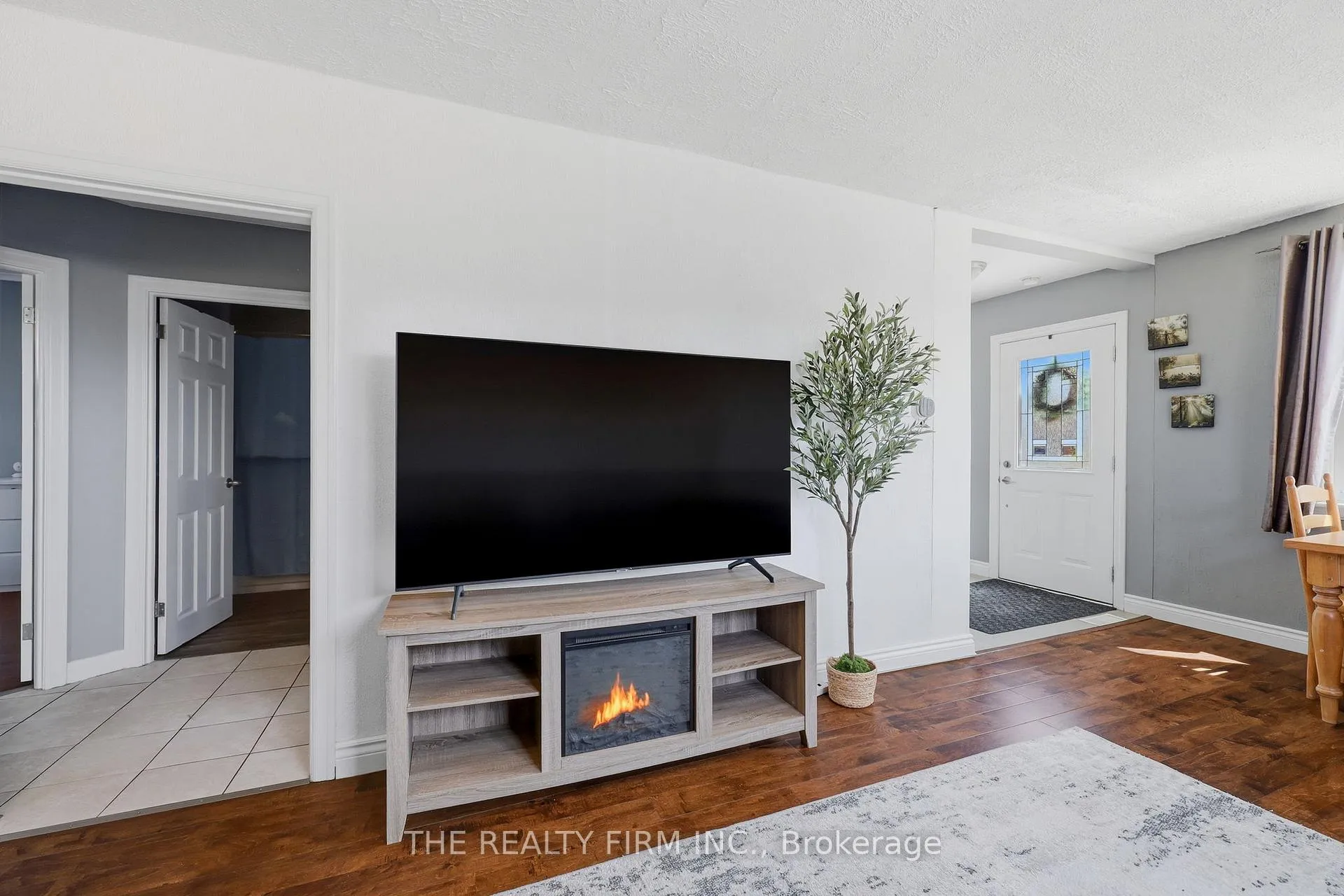 Photo 8 of 216 Thompson Road, London, South I — HOMEH