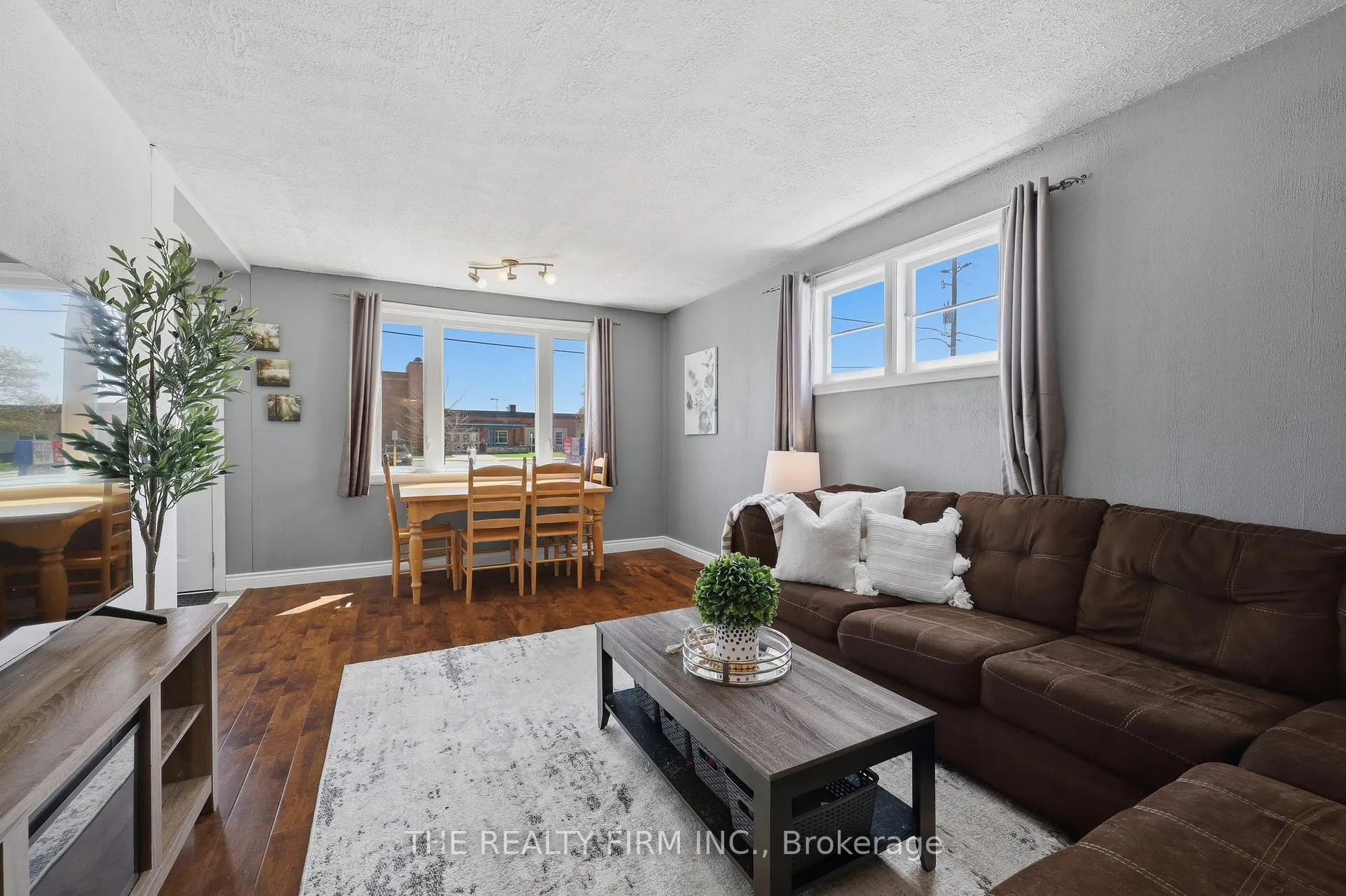 Photo 9 of 216 Thompson Road, London, South I — HOMEH