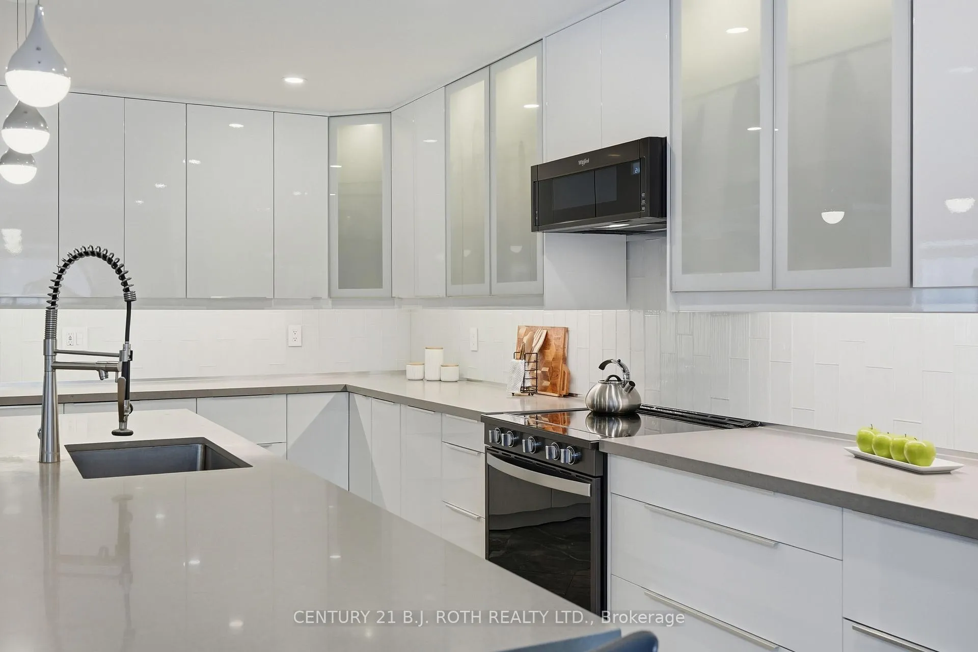 Photo 13 of 64 Royal Beech Drive, Wasaga Beach — HOMEH