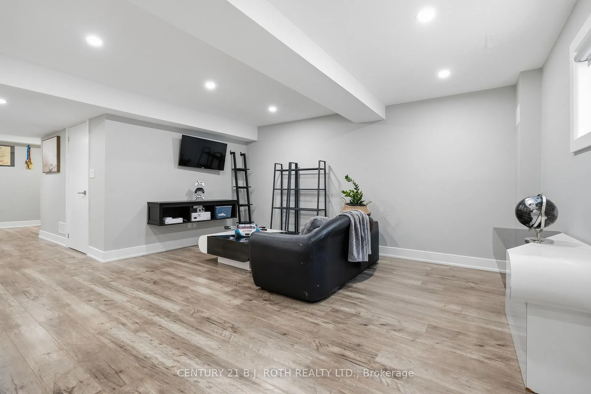 Photo 30 of 64 Royal Beech Drive, Wasaga Beach — HOMEH