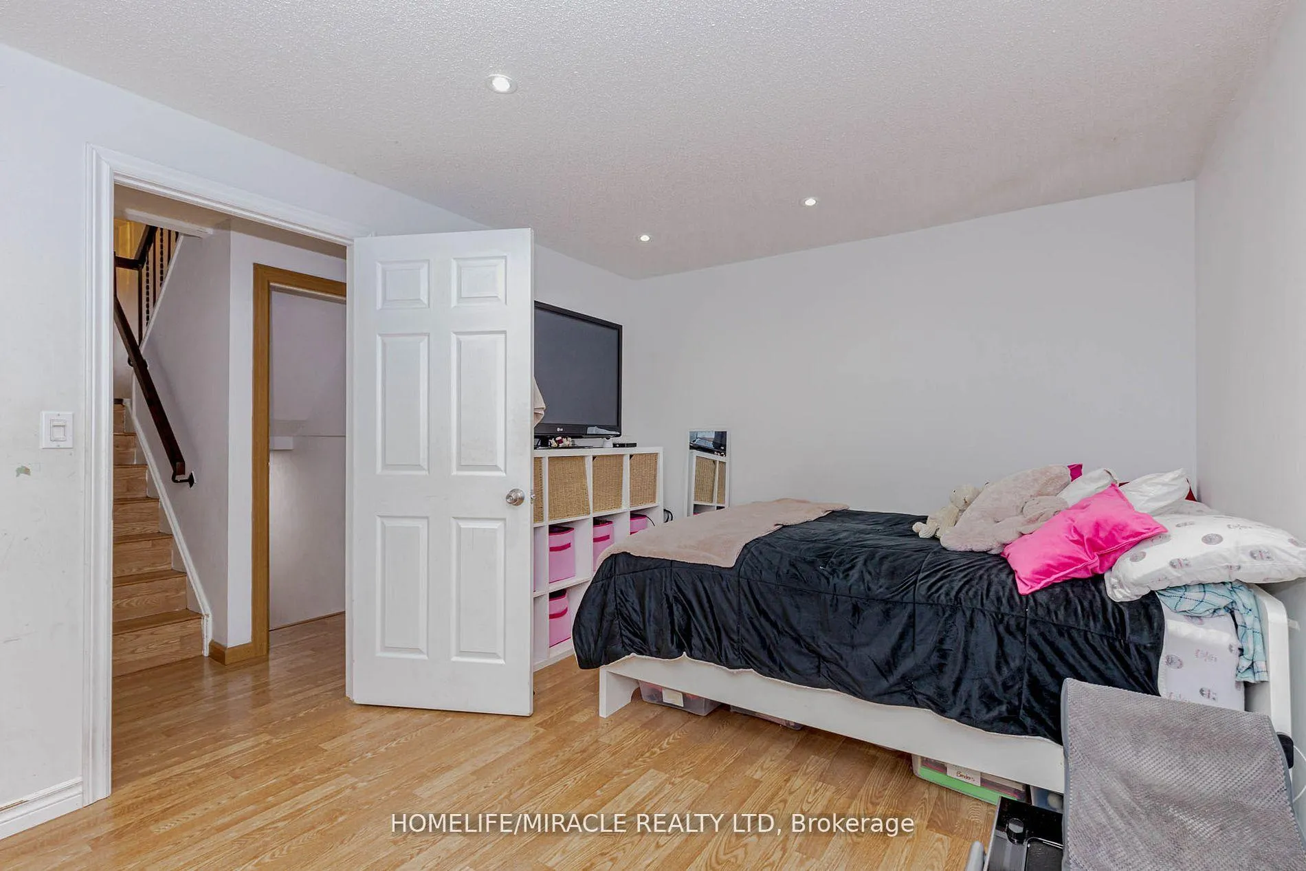 Photo 39 of 32 Langston Drive, Brampton, Madoc — HOMEH