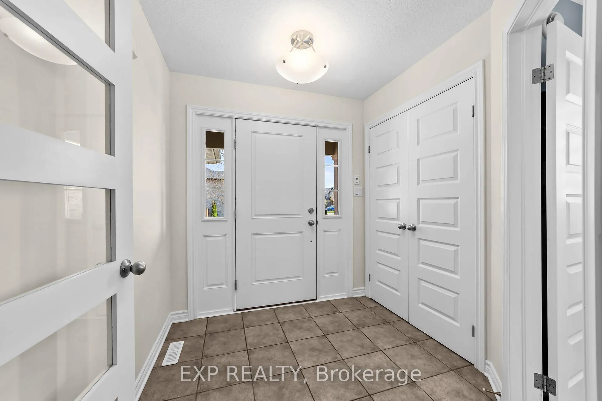 Photo 11 of 2095 Springridge Drive, London, North C — HOMEH
