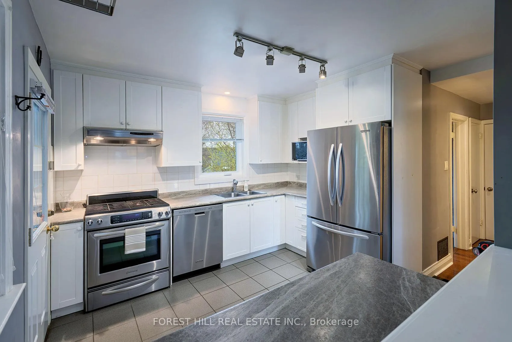 Photo 10 of 9 Southmead Road, Scarborough, Clairlea-Birchmount — HOMEH