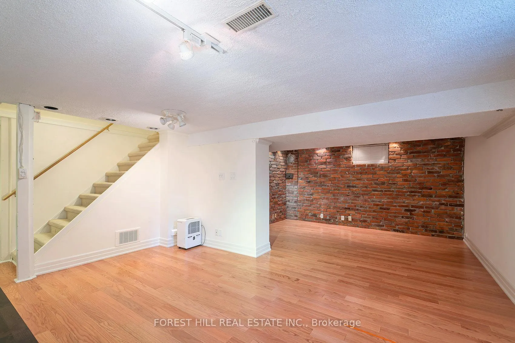 Photo 23 of 9 Southmead Road, Scarborough, Clairlea-Birchmount — HOMEH