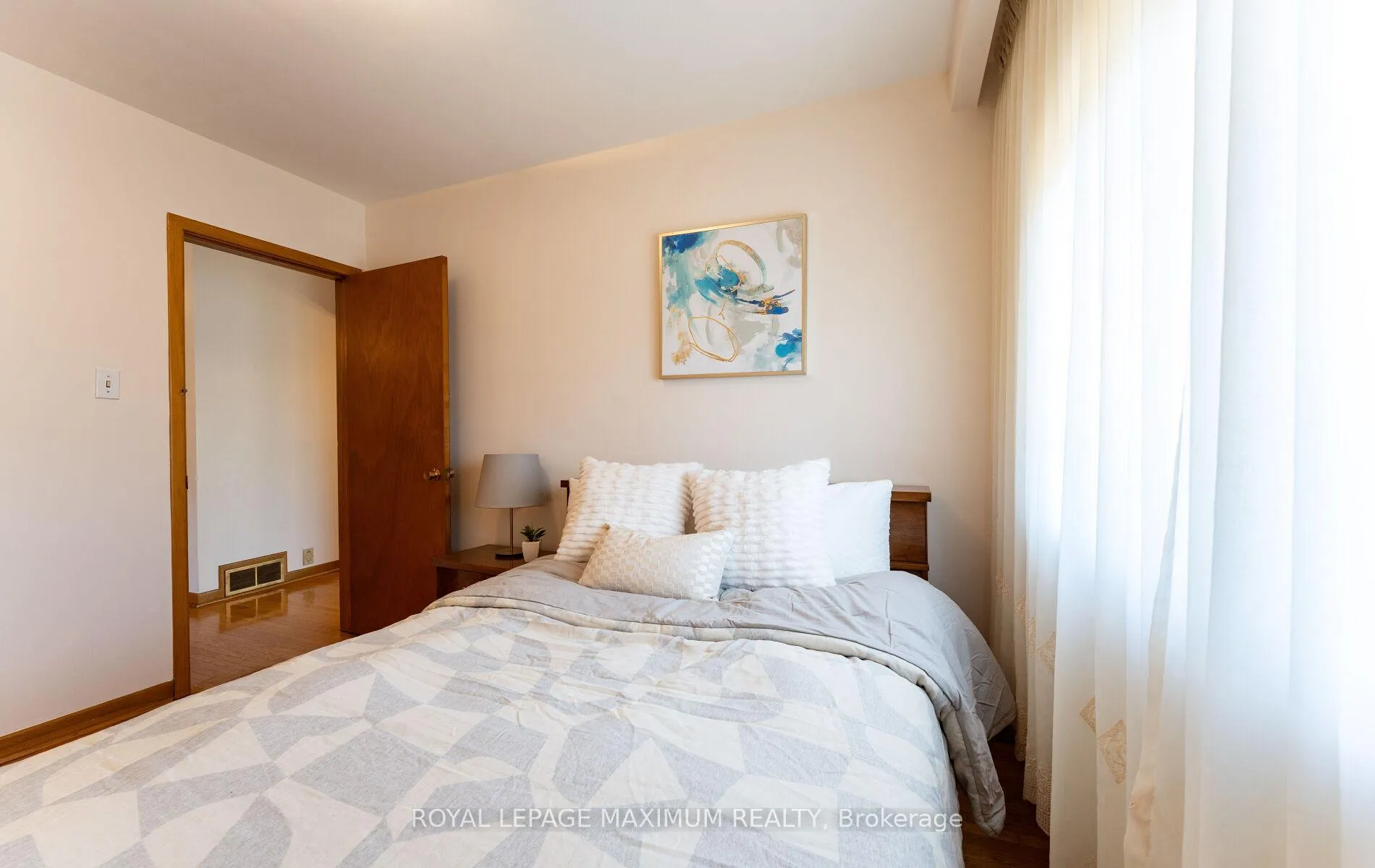 Photo 25 of 32 Ianhall Road, North York, Downsview-Roding-CFB — HOMEH