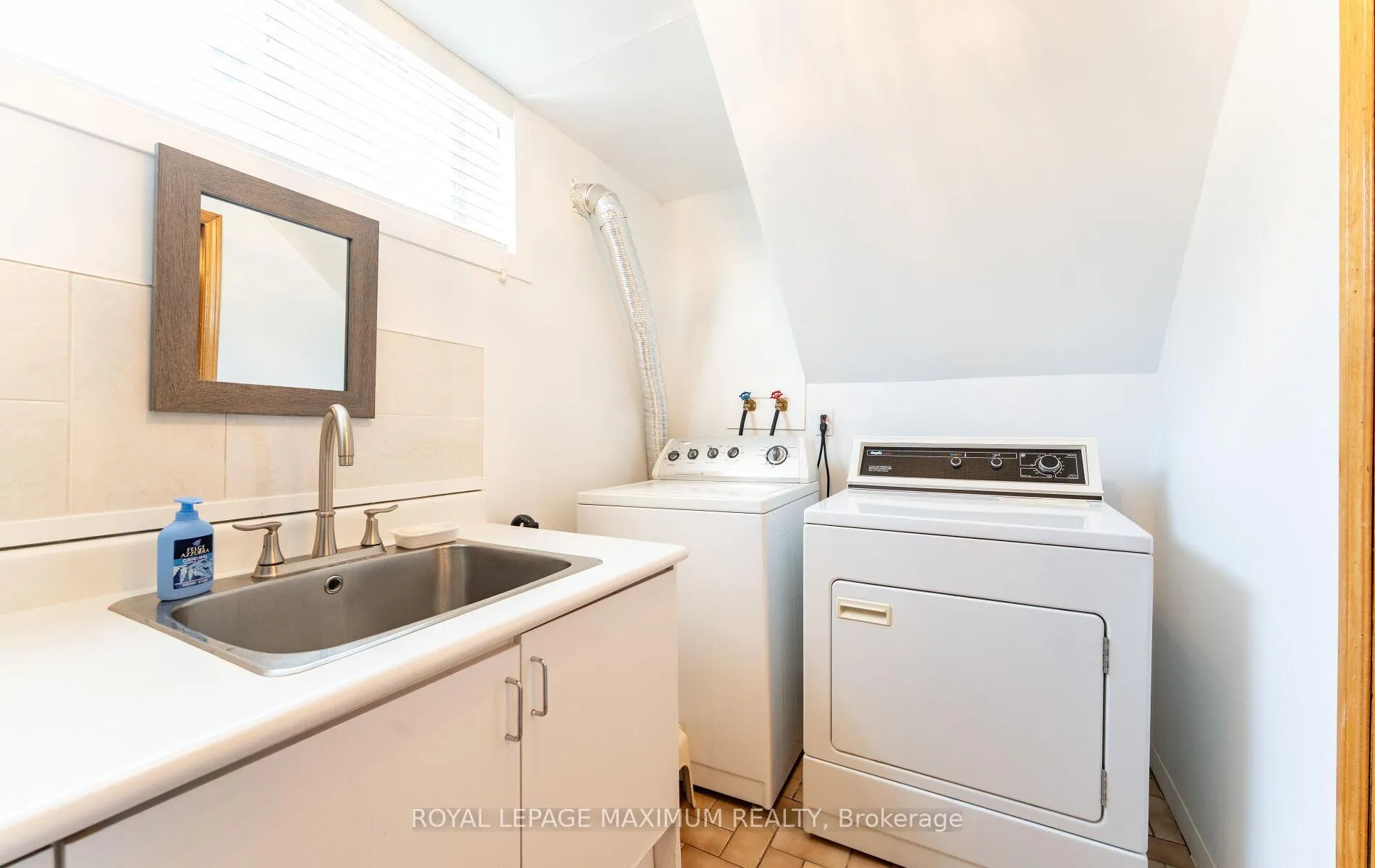 Photo 39 of 32 Ianhall Road, North York, Downsview-Roding-CFB — HOMEH