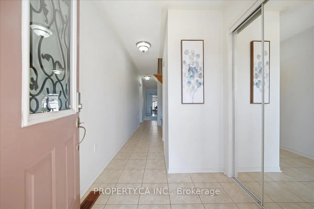 Photo 3 of 45 Lindenshire Avenue, Vaughan, Maple — HOMEH
