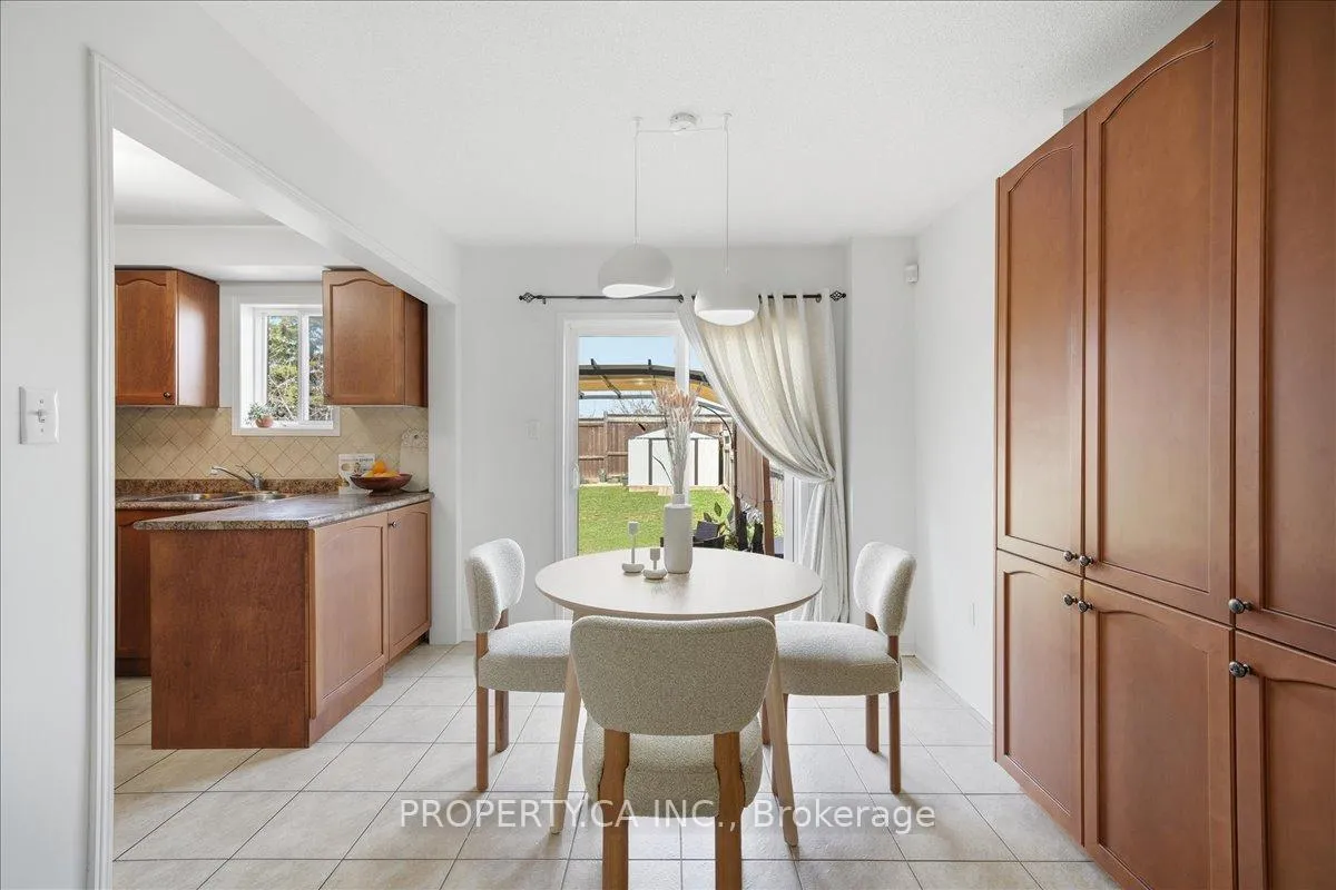 Photo 11 of 45 Lindenshire Avenue, Vaughan, Maple — HOMEH