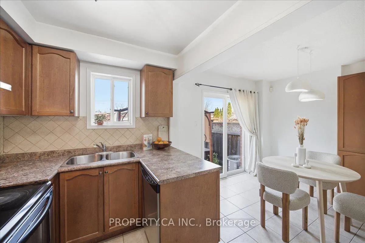Photo 12 of 45 Lindenshire Avenue, Vaughan, Maple — HOMEH