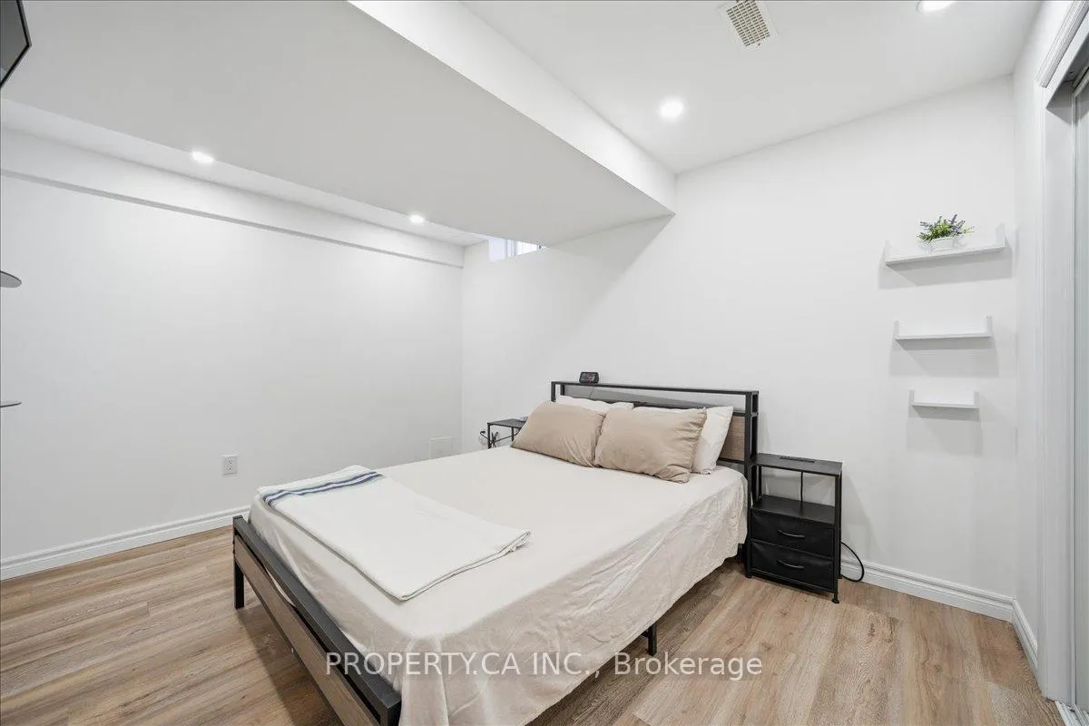 Photo 23 of 45 Lindenshire Avenue, Vaughan, Maple — HOMEH