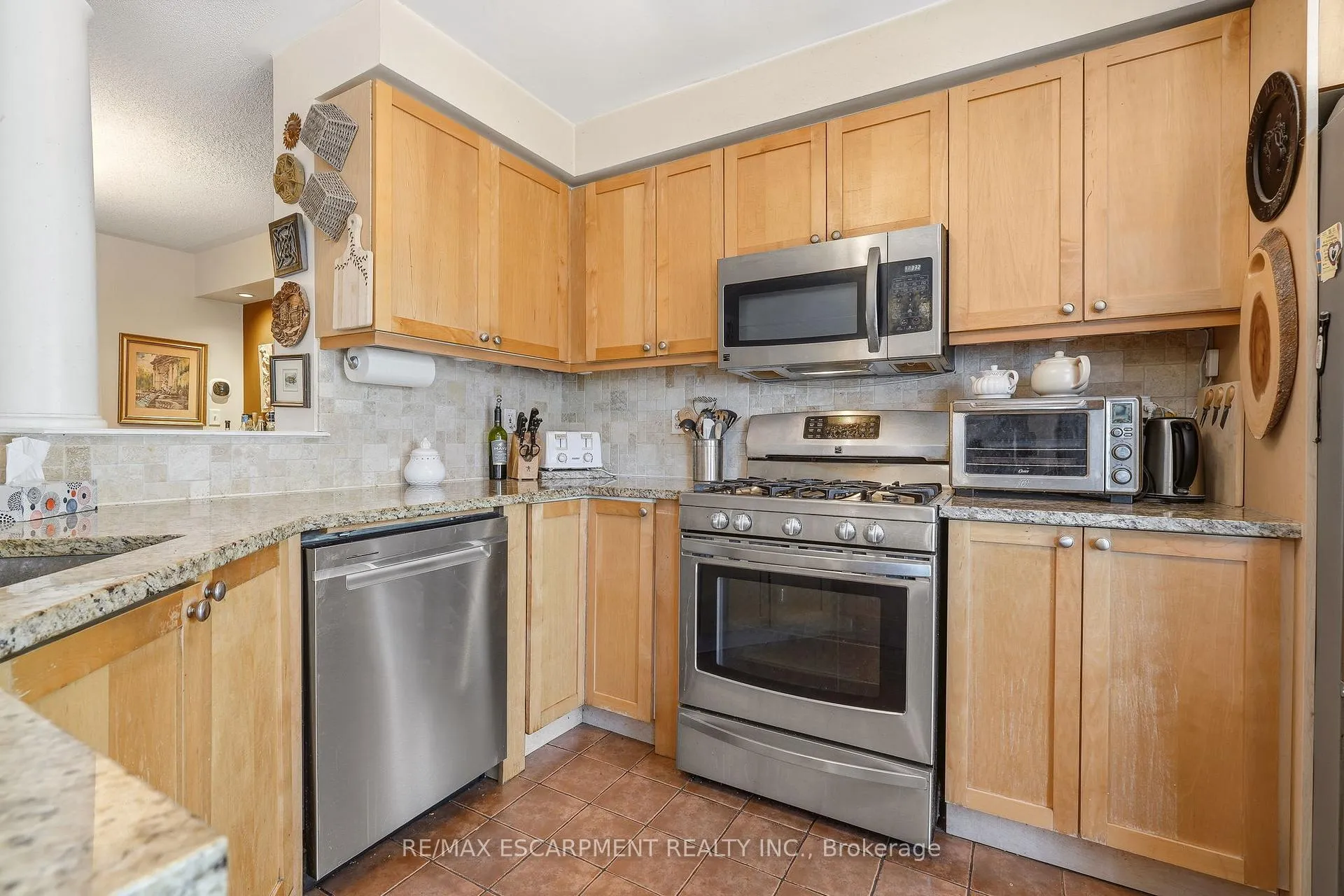 Photo 14 of 2211 Amberglen Court, Oakville, Westmount — HOMEH