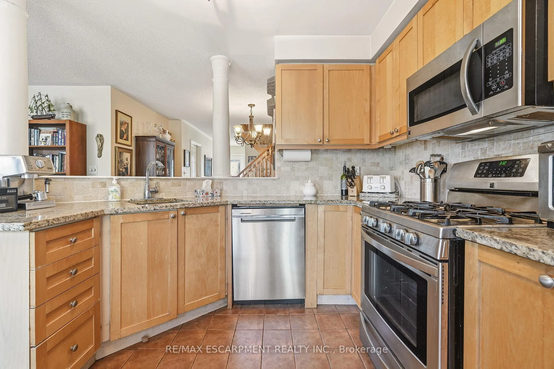 Photo 15 of 2211 Amberglen Court, Oakville, Westmount — HOMEH