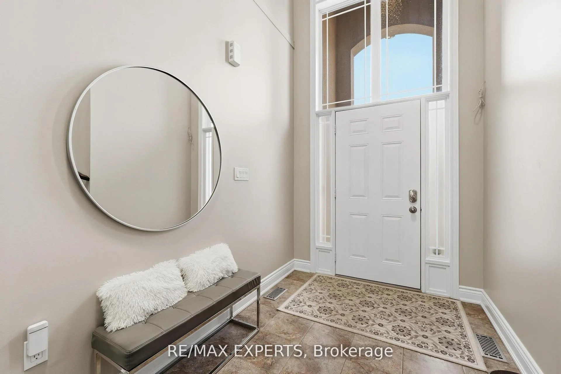 Photo 3 of 74 Boulder Crescent, Hamilton, Stoney Creek Mountain — HOMEH