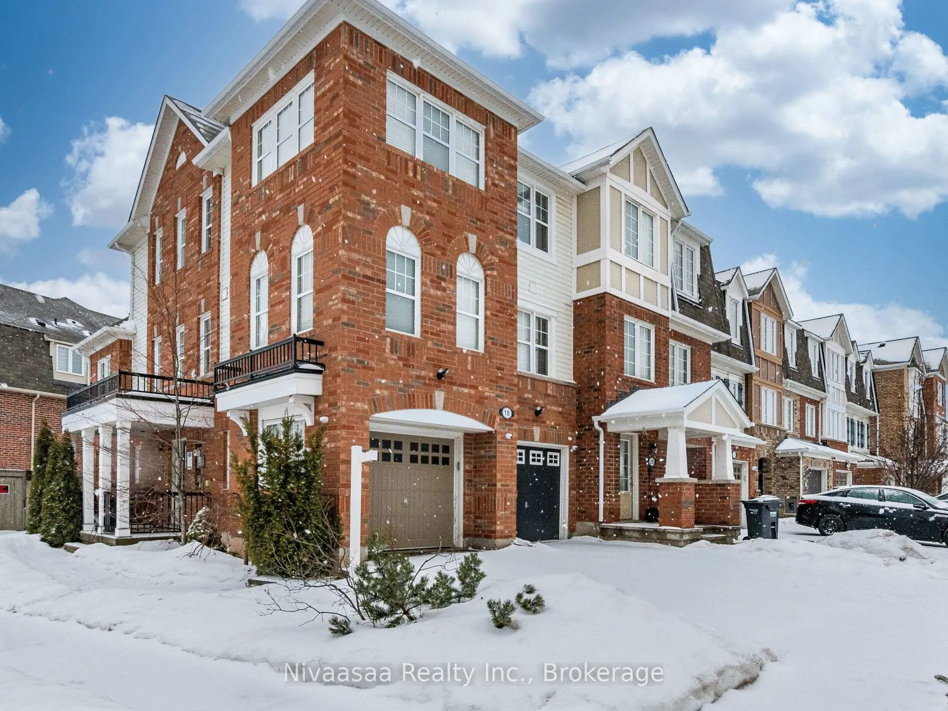 Photo 3 of 18 Betterton Crescent, Brampton, Northwest Brampton — HOMEH