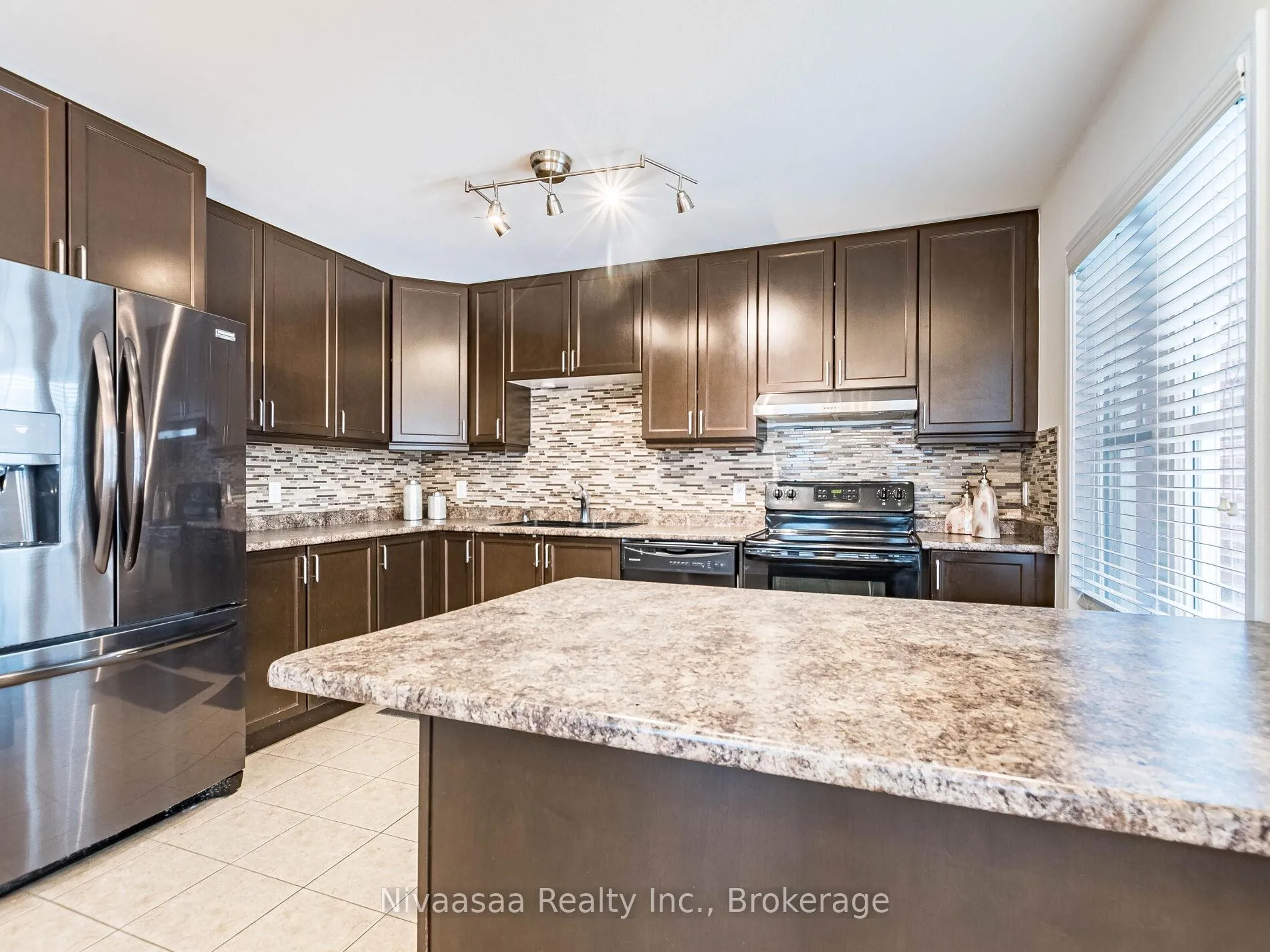 Photo 21 of 18 Betterton Crescent, Brampton, Northwest Brampton — HOMEH