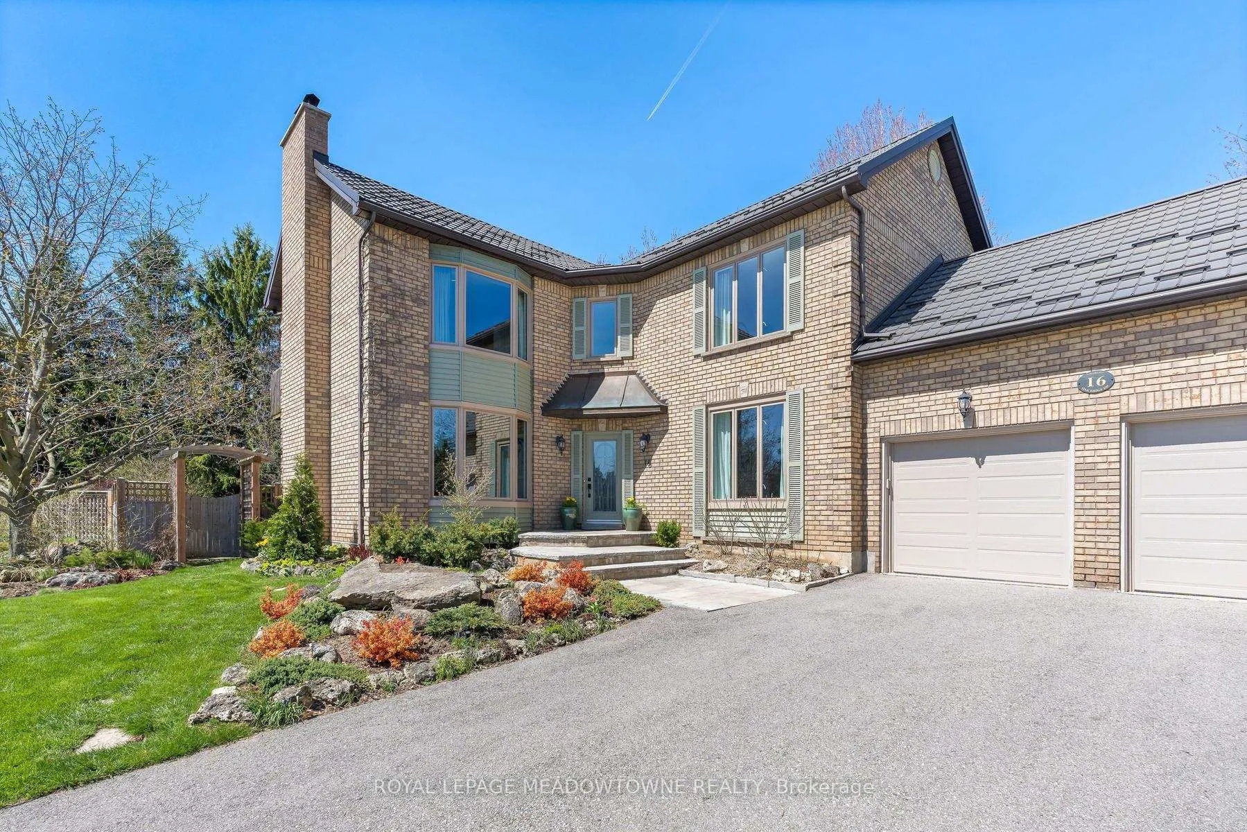 Photo 2 of 16 Oak Ridge Drive, Halton Hills, Glen Williams — HOMEH