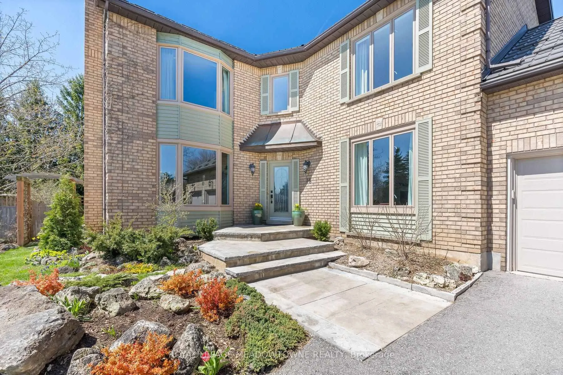 Photo 3 of 16 Oak Ridge Drive, Halton Hills, Glen Williams — HOMEH