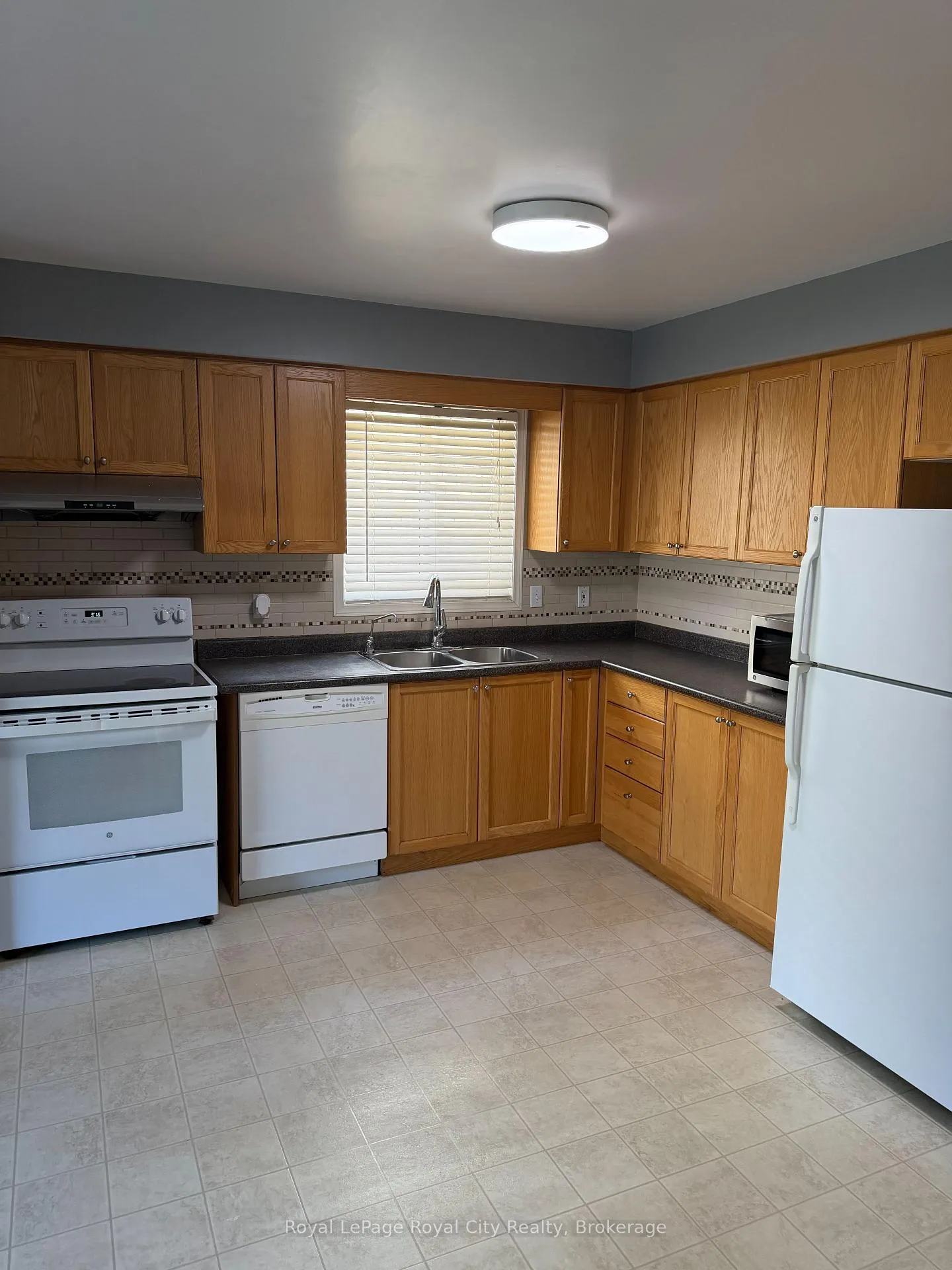 Photo 5 of 48 Eugene Drive, Guelph, Pineridge/Westminster Woods — HOMEH