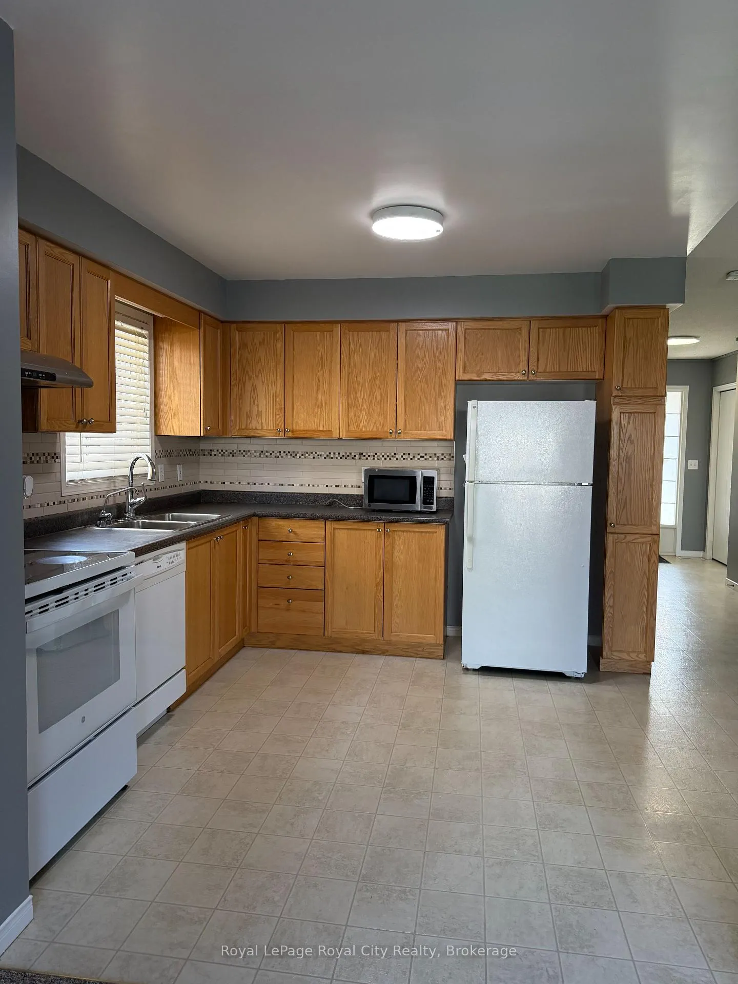 Photo 6 of 48 Eugene Drive, Guelph, Pineridge/Westminster Woods — HOMEH