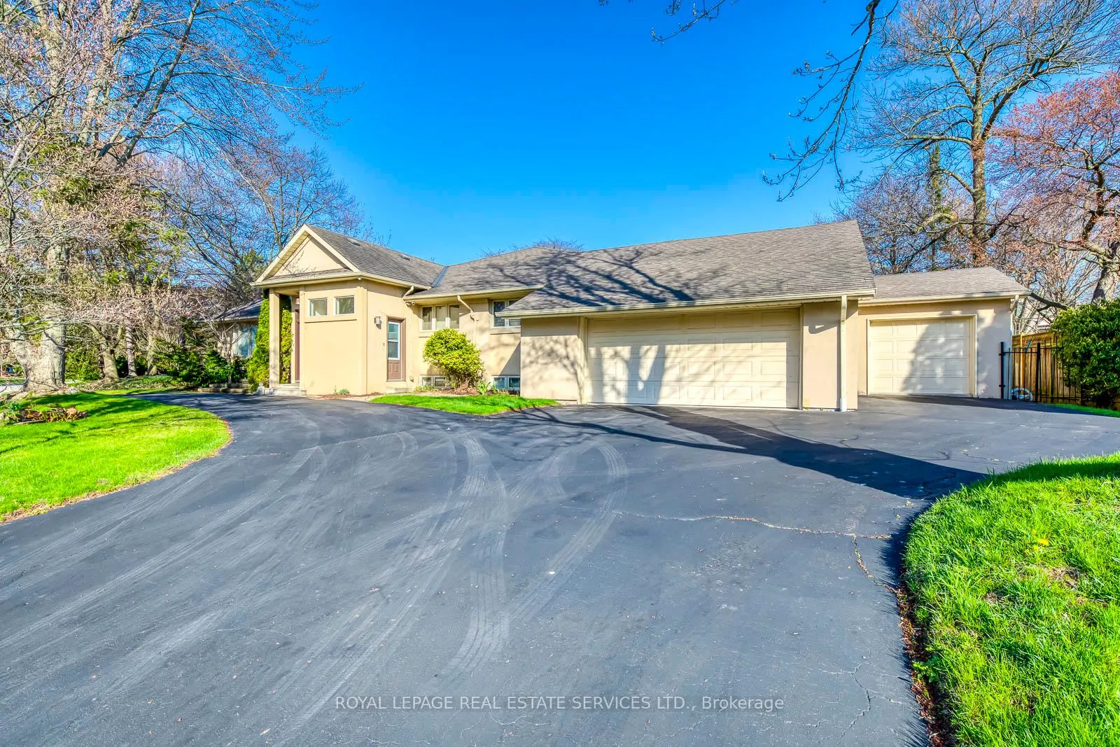 Photo 2 of 1327 Sedgewick Crescent, Oakville, Southwest — HOMEH