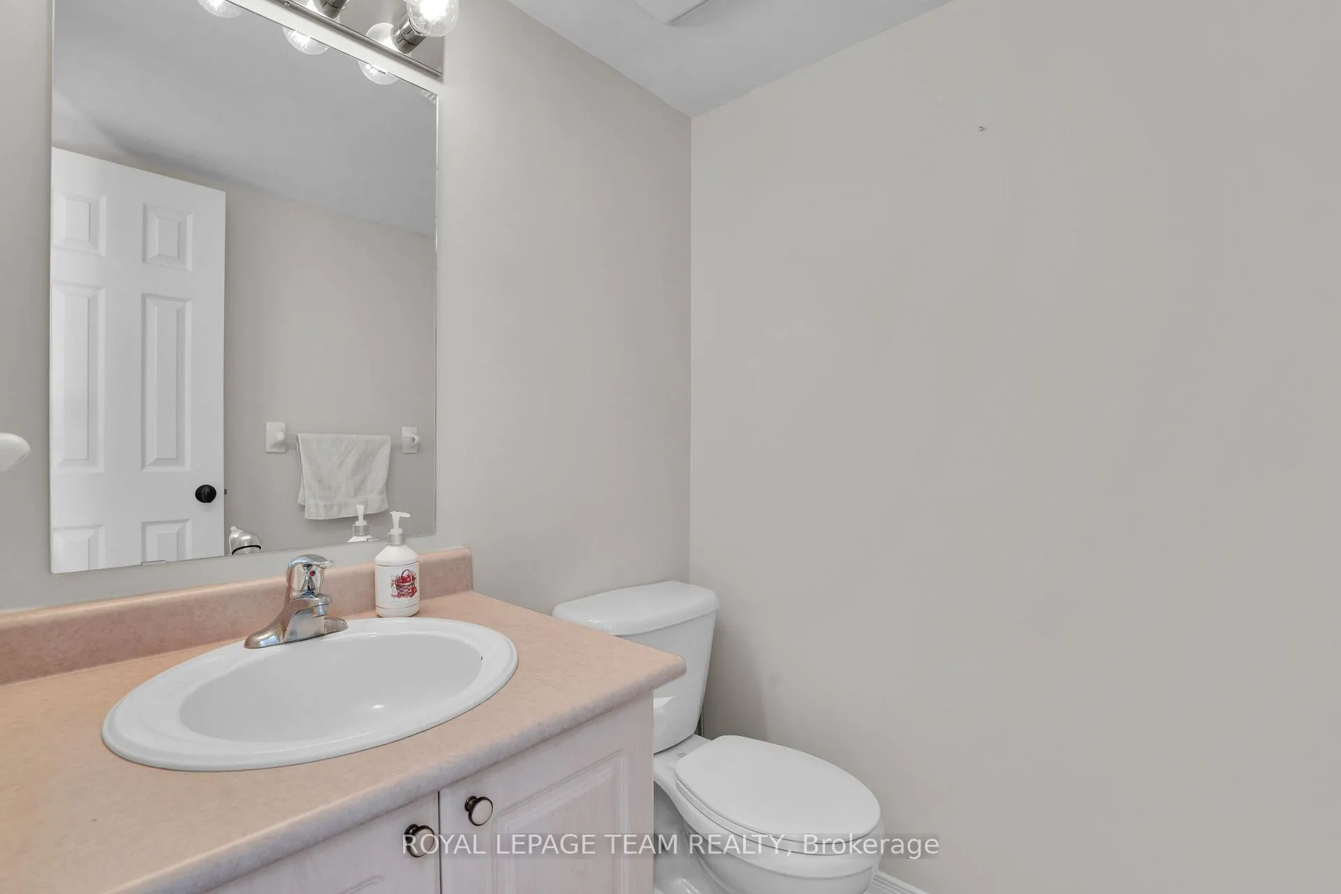 Photo 8 of 211 Westvalley Private, Ottawa, Brookfield Gardens — HOMEH