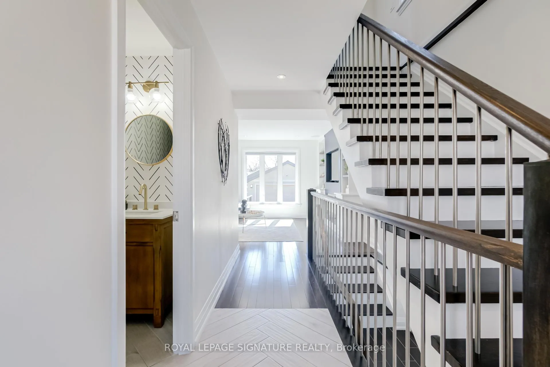 Photo 2 of 71 Roseland Drive, Etobicoke, Alderwood — HOMEH