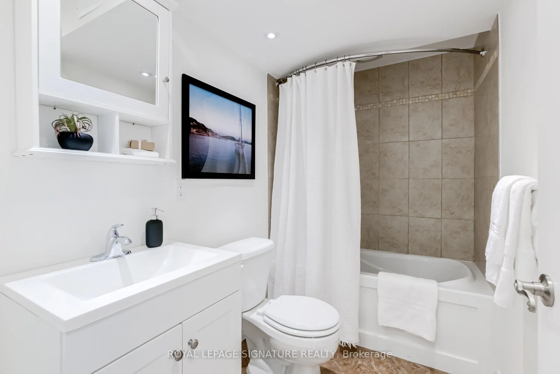 Photo 25 of 71 Roseland Drive, Etobicoke, Alderwood — HOMEH
