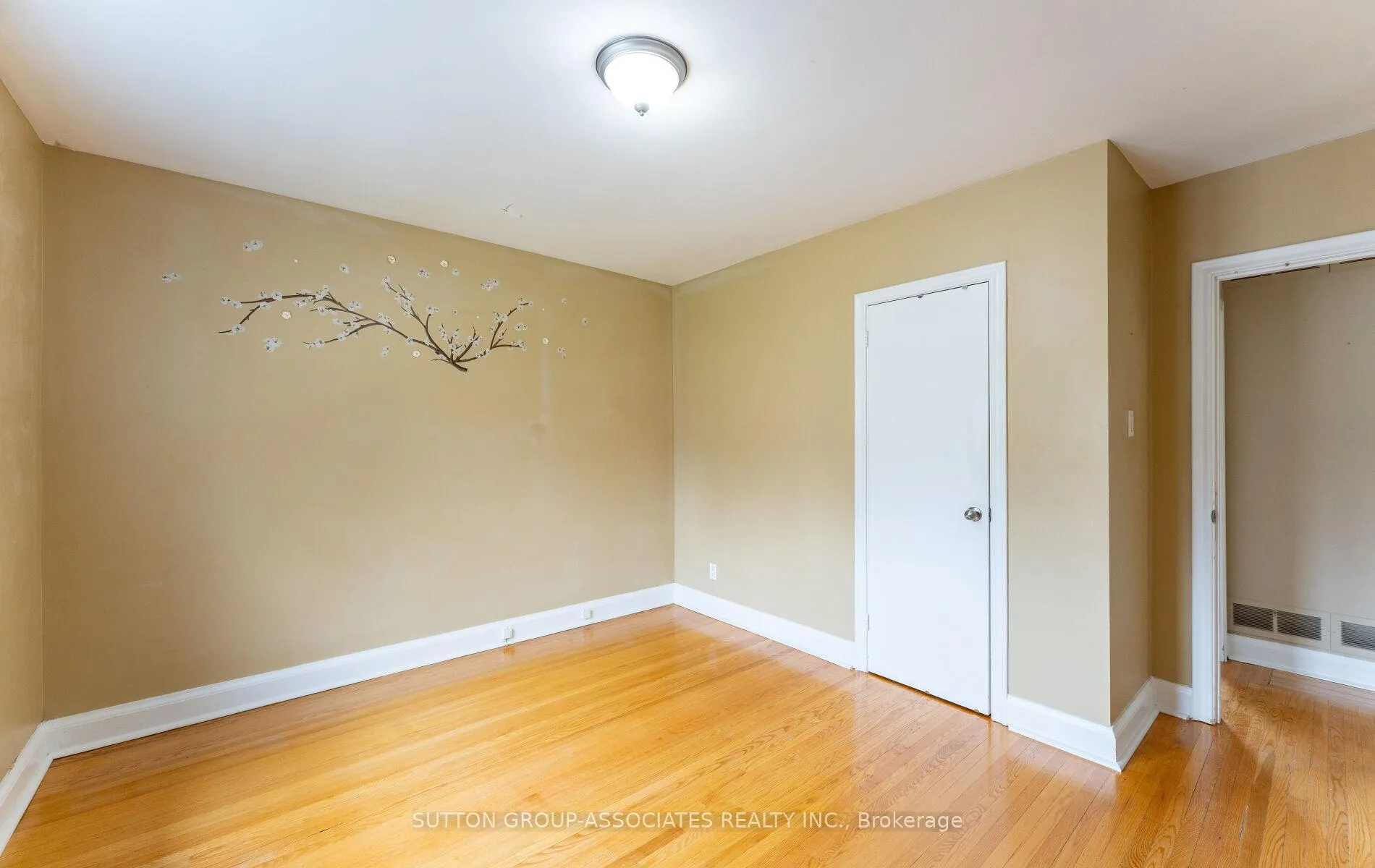 Photo 16 of Unit Main Fl., 21 Deevale Road, North York, Downsview-Roding-CFB — HOMEH