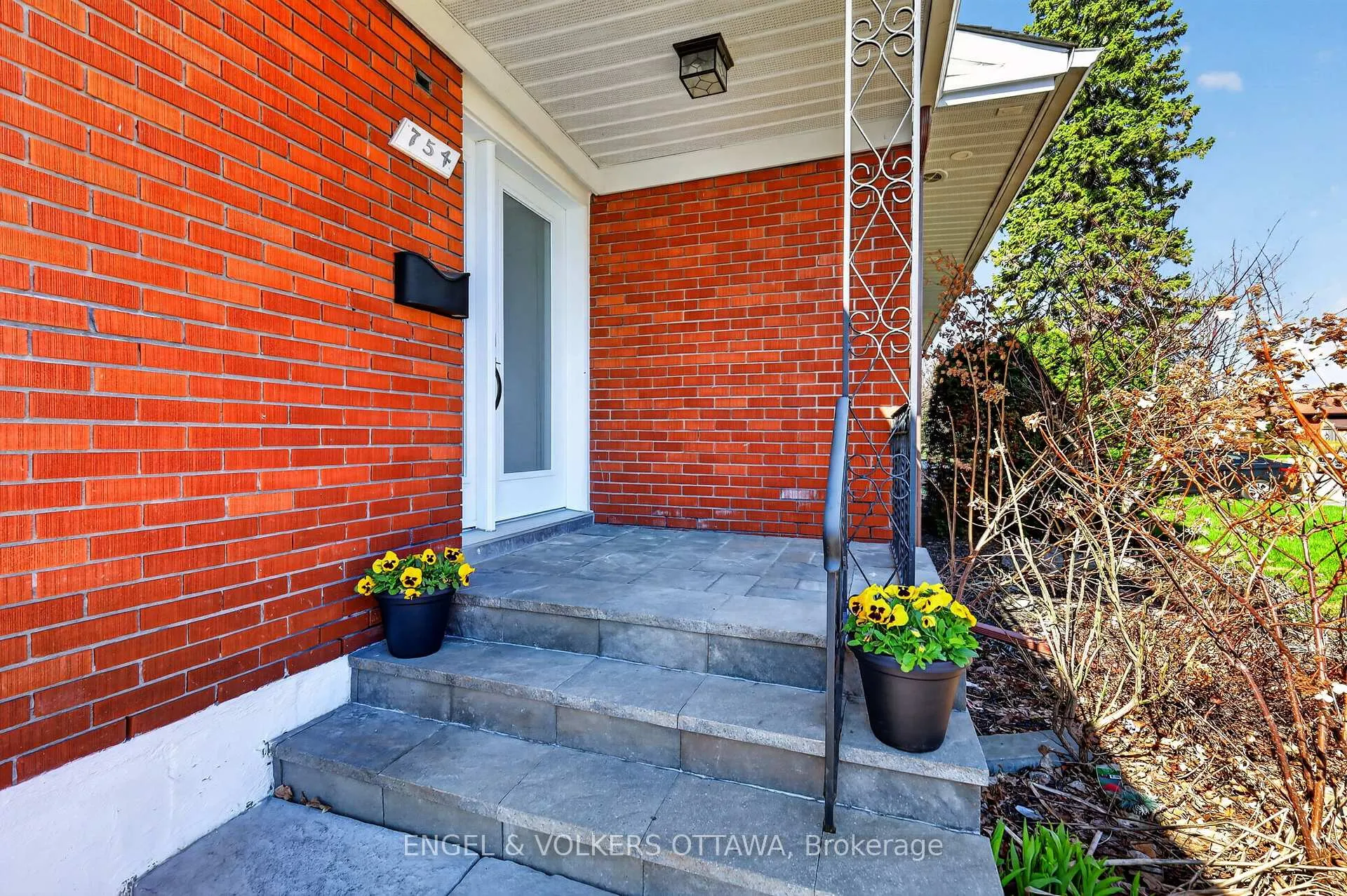 Photo 3 of 754 Cork Street, Ottawa, Elmvale Acres — HOMEH