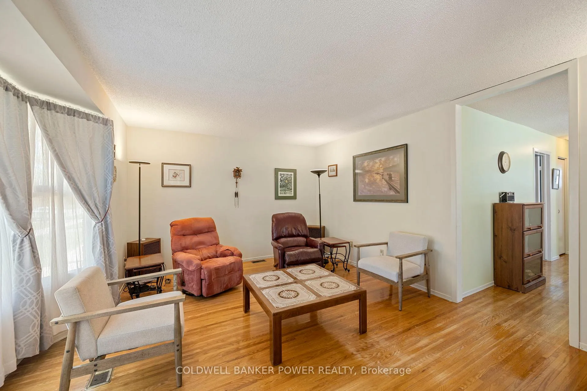 Photo 4 of 359 Speight Boulevard, London, East I — HOMEH