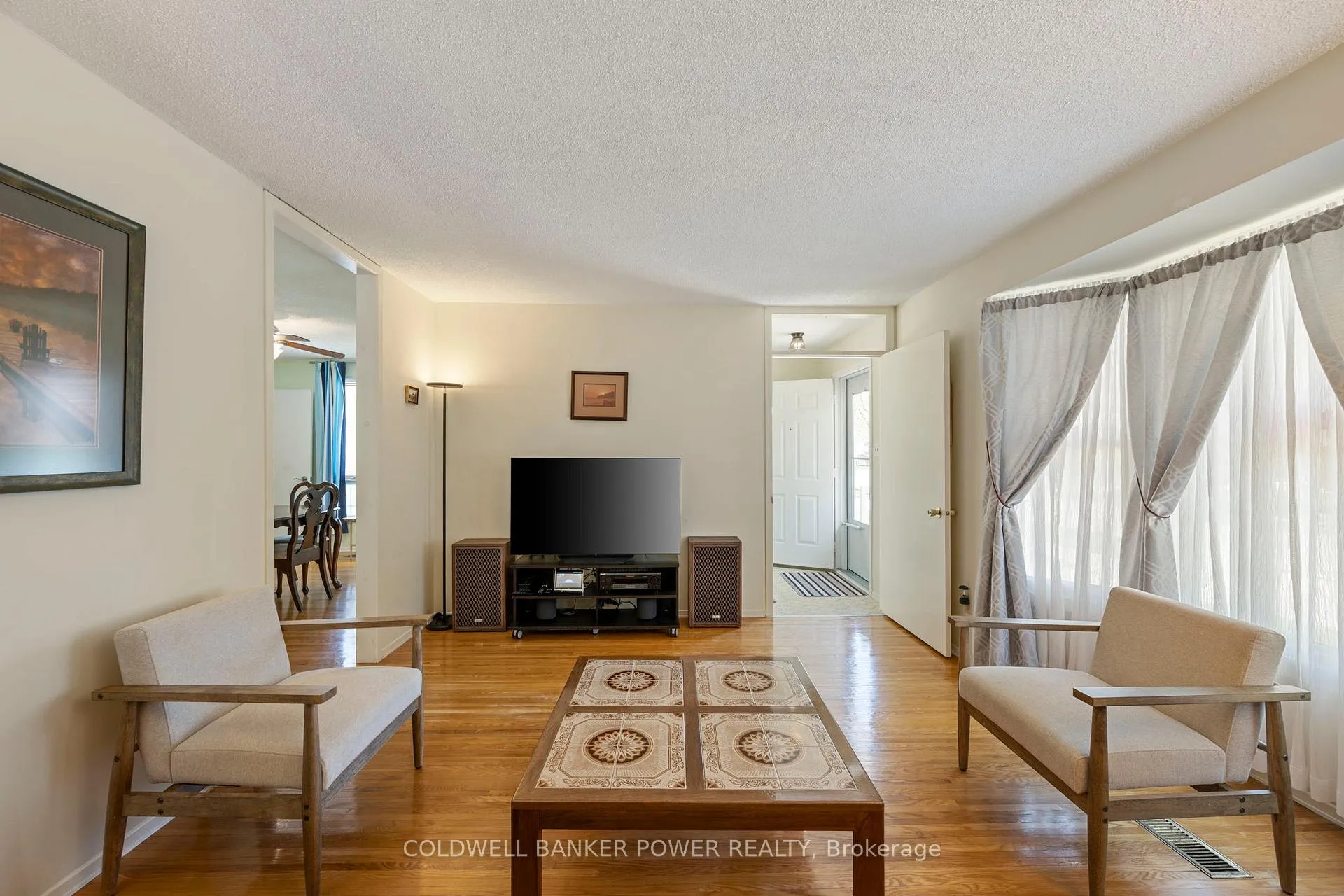 Photo 5 of 359 Speight Boulevard, London, East I — HOMEH