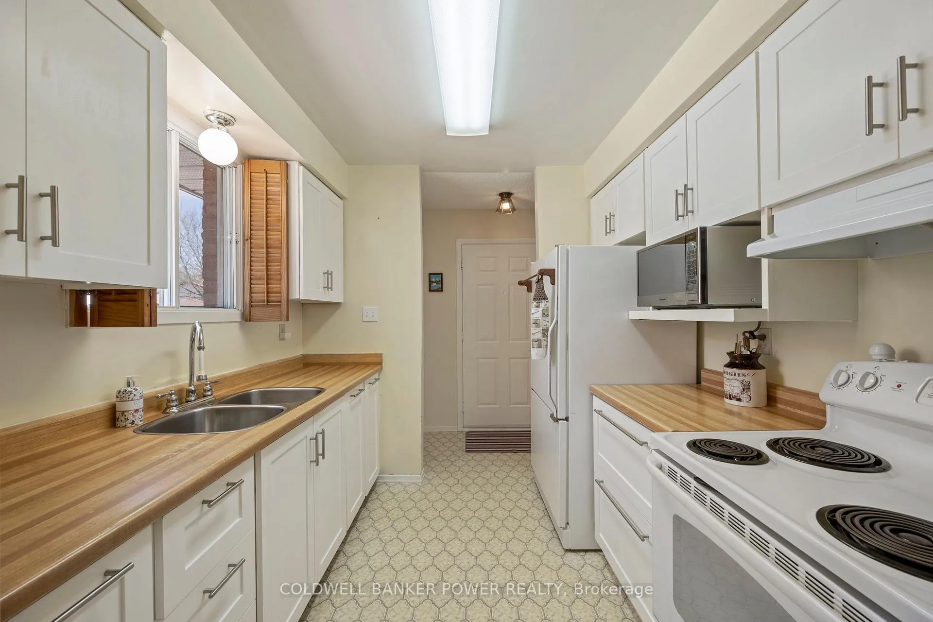 Photo 7 of 359 Speight Boulevard, London, East I — HOMEH