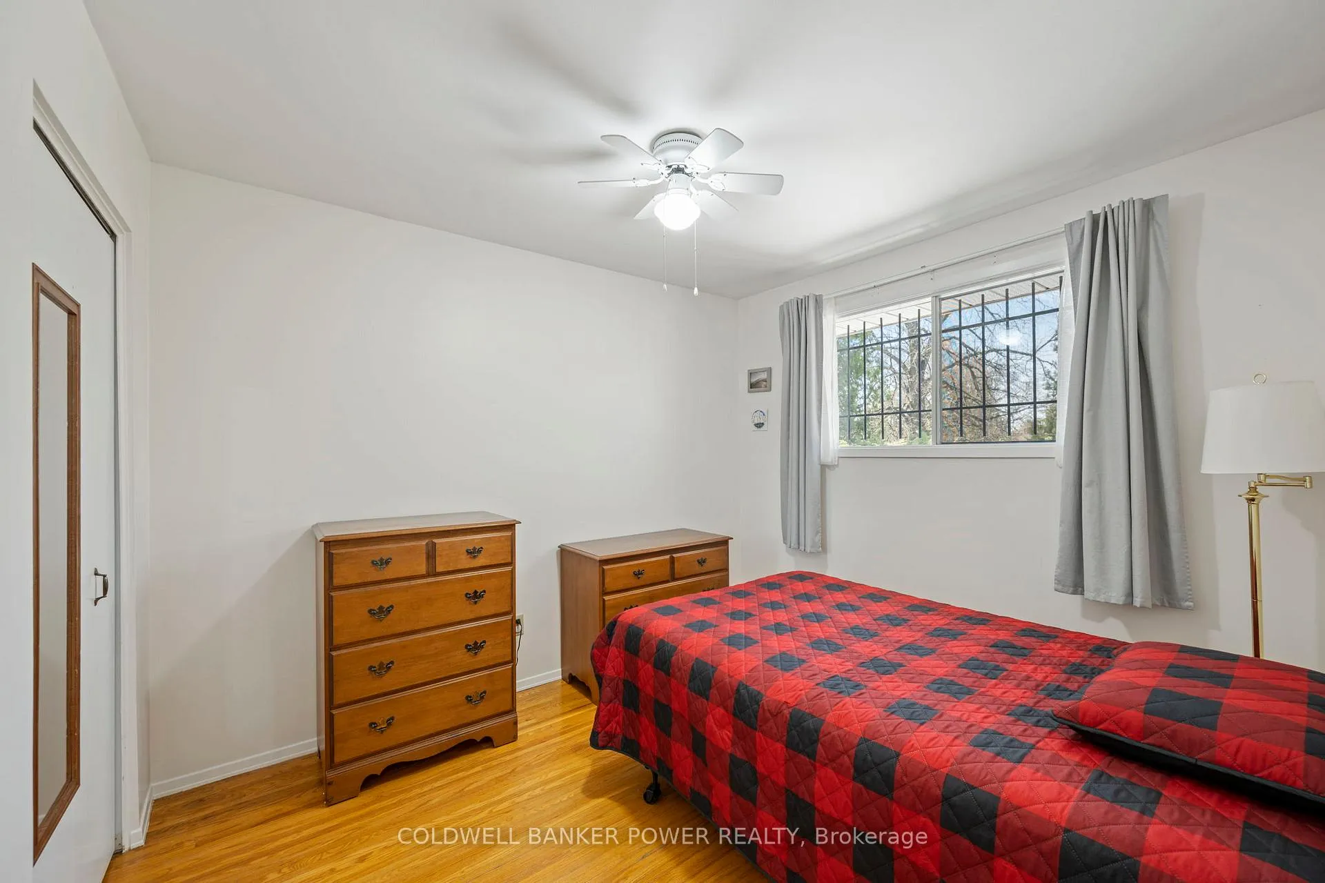 Photo 12 of 359 Speight Boulevard, London, East I — HOMEH