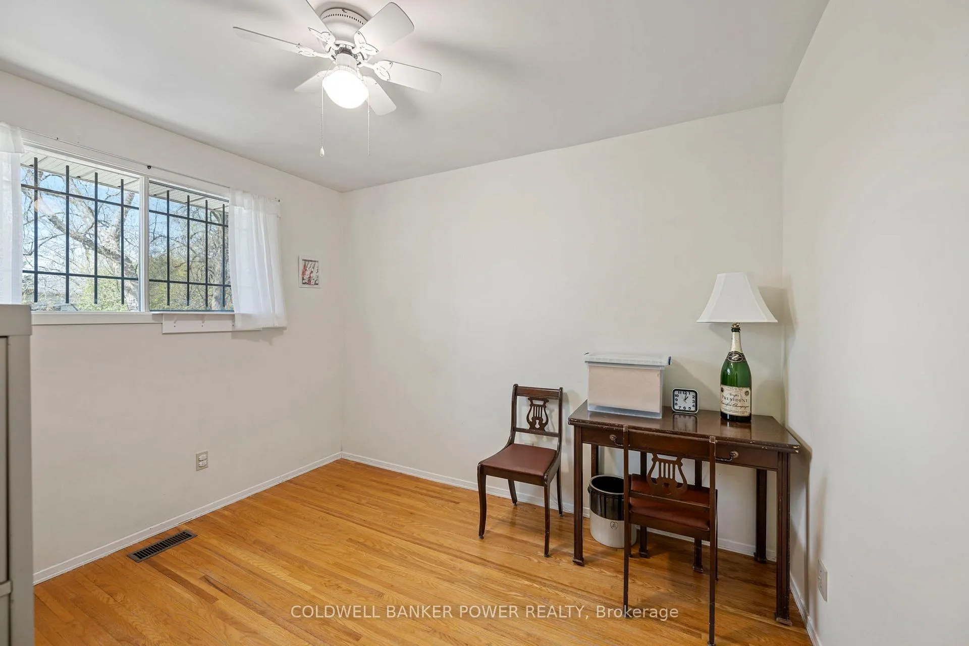 Photo 13 of 359 Speight Boulevard, London, East I — HOMEH