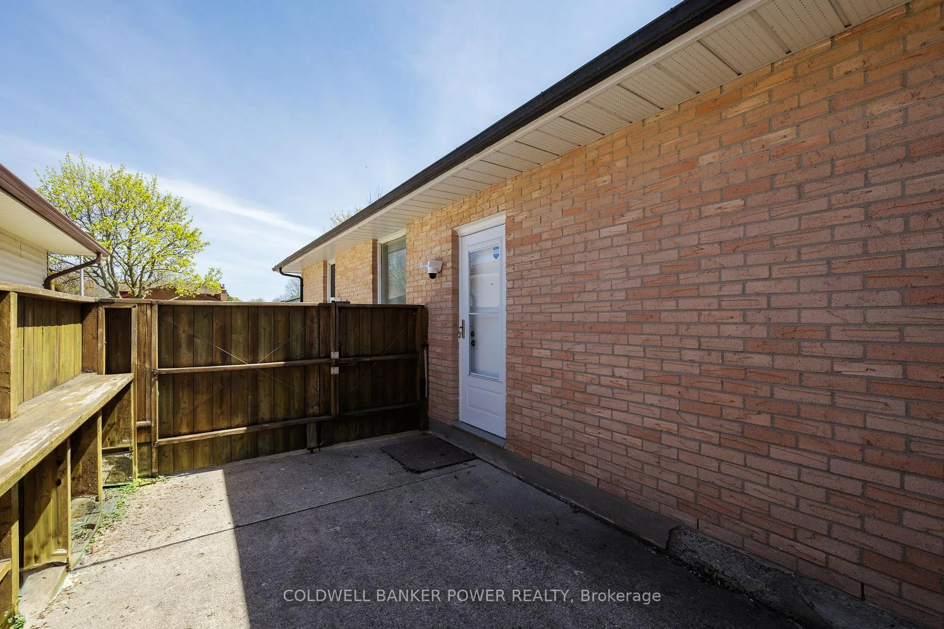 Photo 20 of 359 Speight Boulevard, London, East I — HOMEH