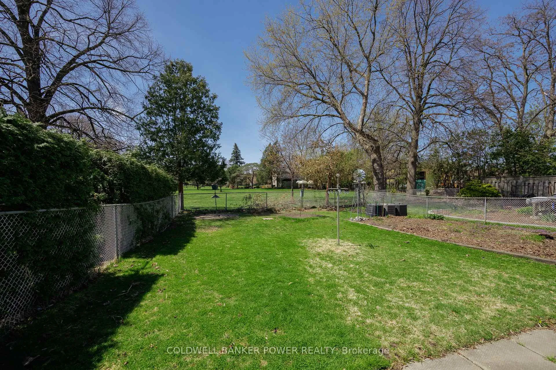 Photo 23 of 359 Speight Boulevard, London, East I — HOMEH