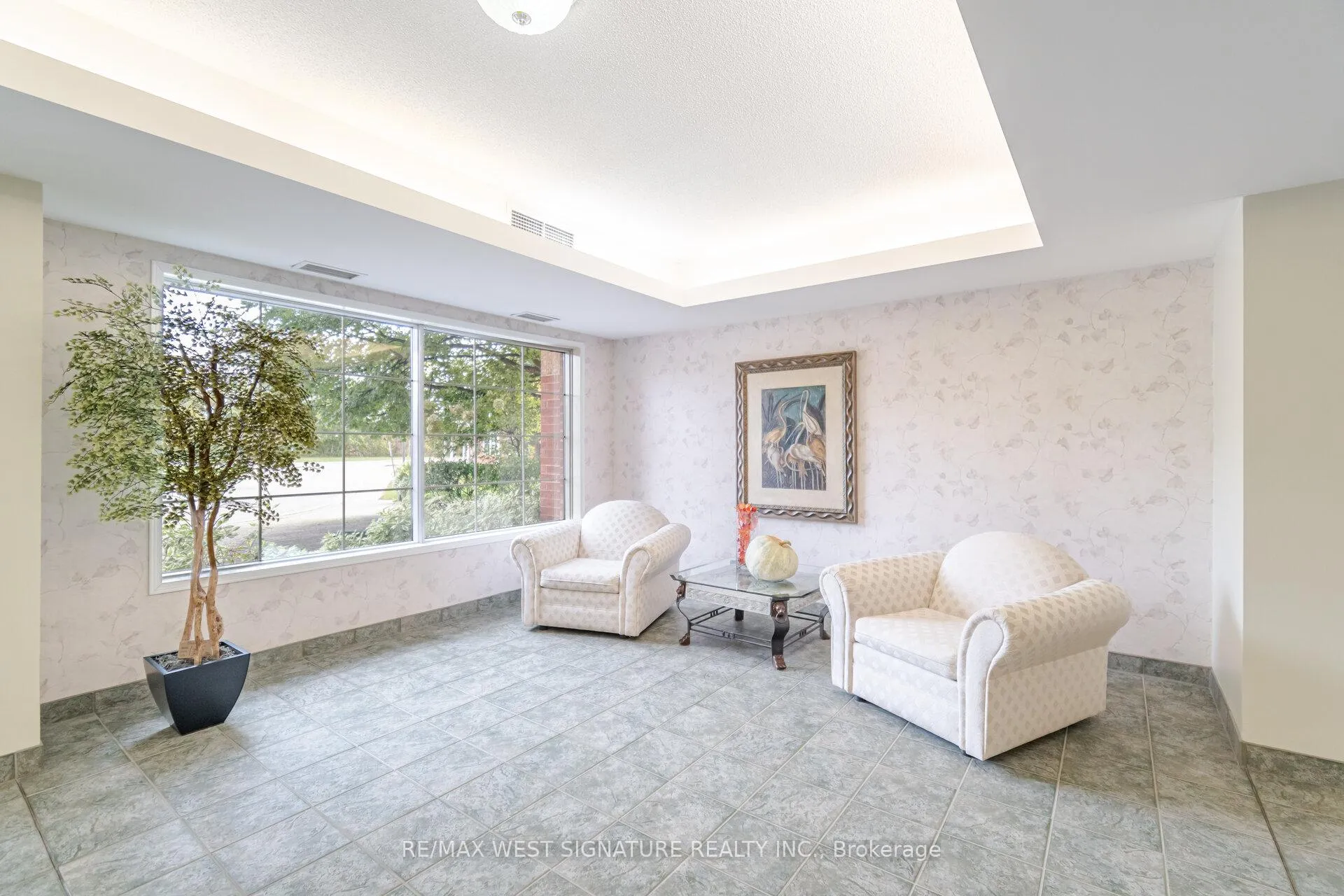 Photo 4 of Unit 102, 75 Treelawn Boulevard, Vaughan, Kleinburg — HOMEH