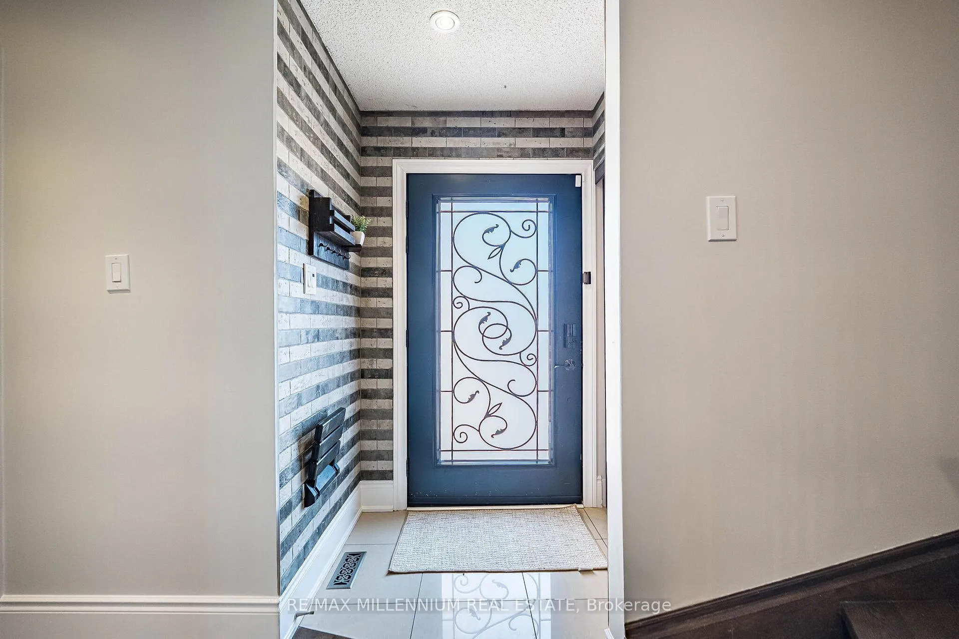Photo 2 of 74 Atkins Circle, Brampton, Northwood Park — HOMEH