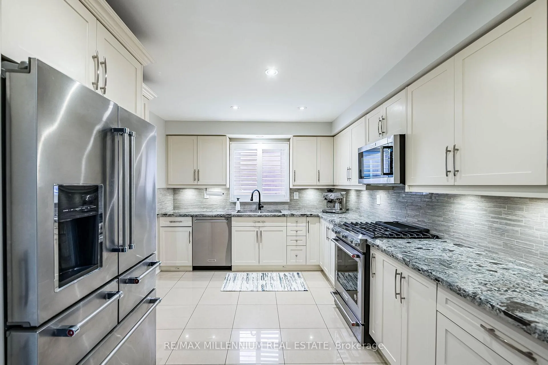 Photo 5 of 74 Atkins Circle, Brampton, Northwood Park — HOMEH