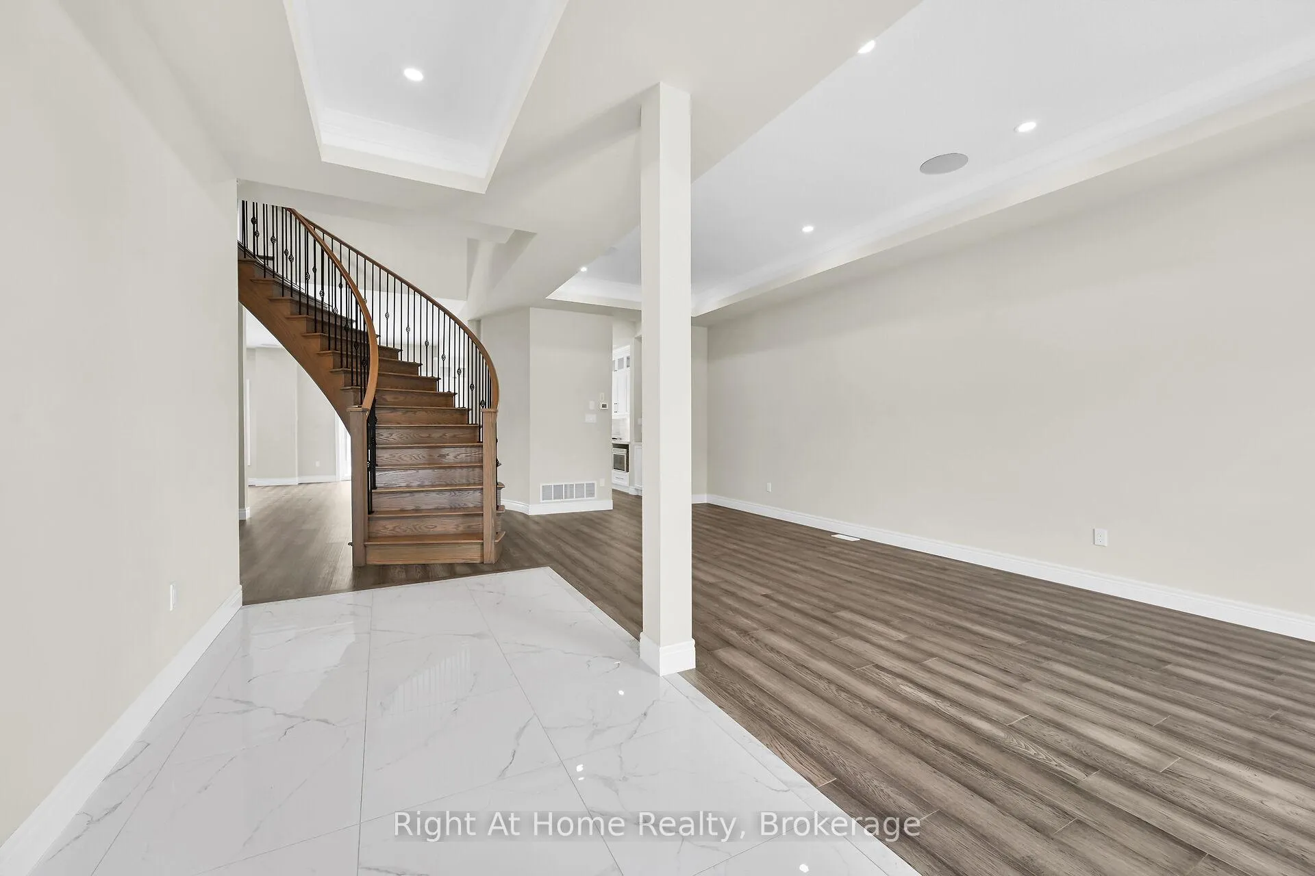Photo 7 of 55 Eringate Court, Hamilton, Stoney Creek Mountain — HOMEH